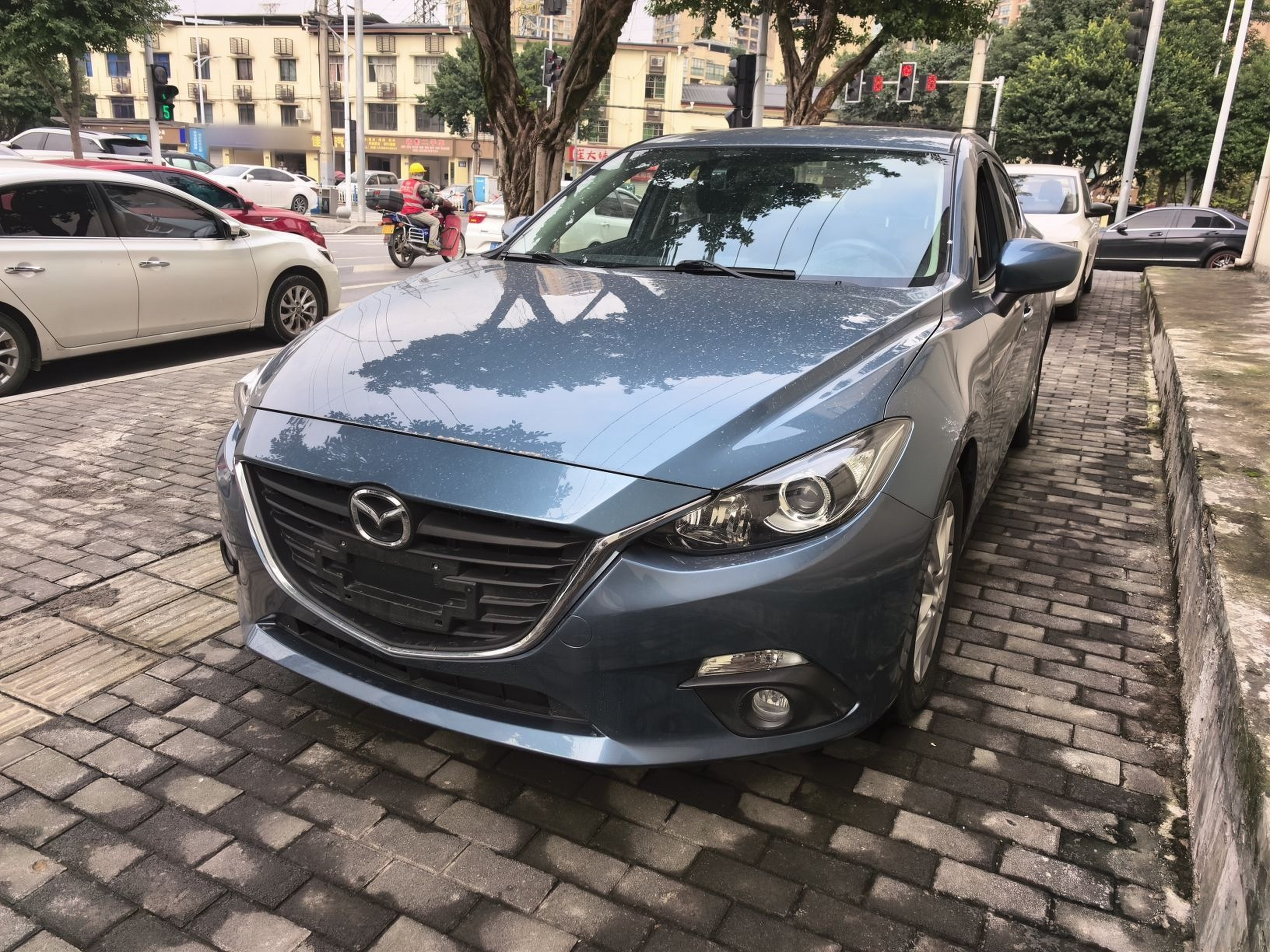 Под передней частью автомобиля