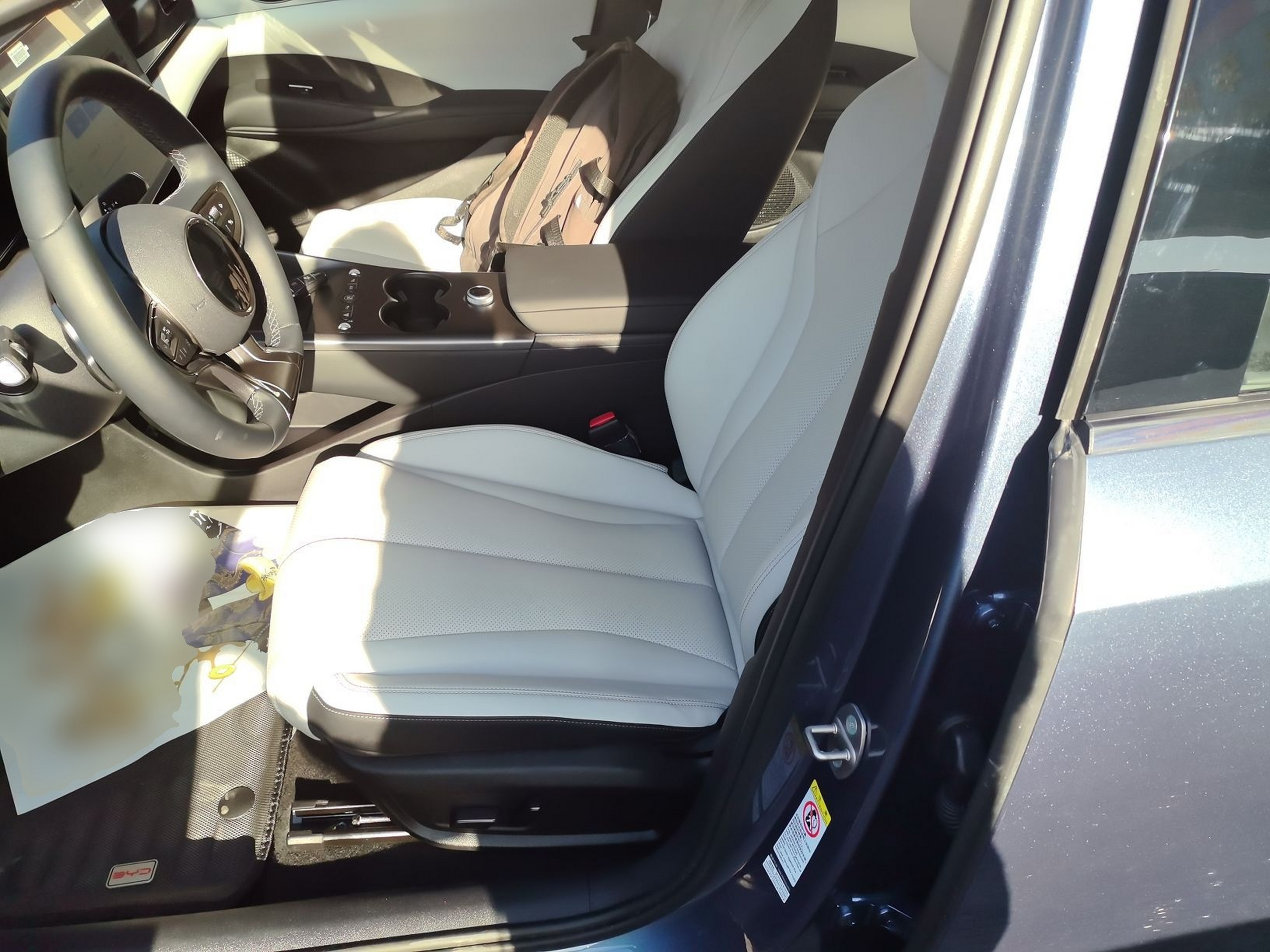 المقاعد الأمامية داخل السيارة