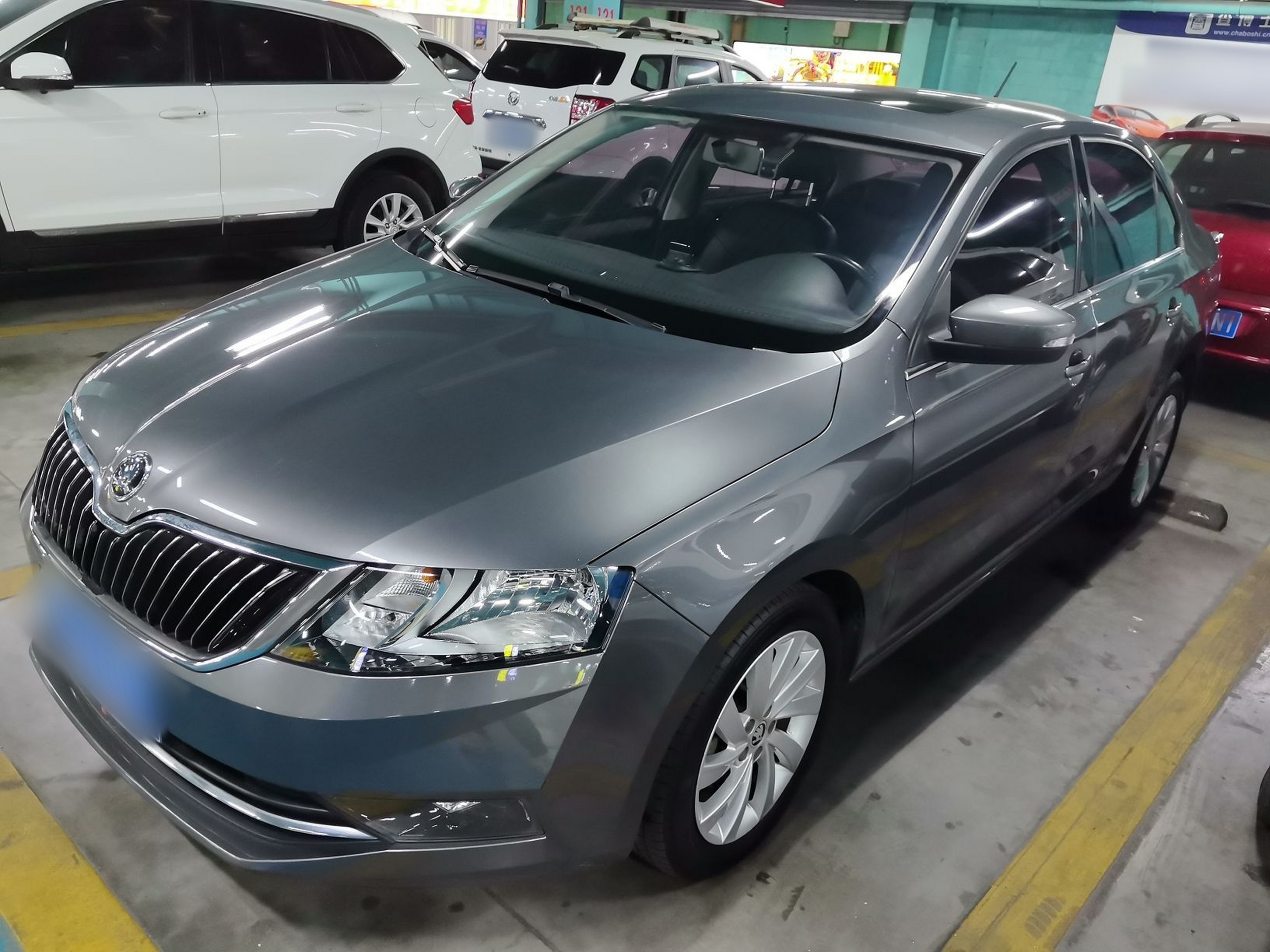 تحت مقدمة السيارة