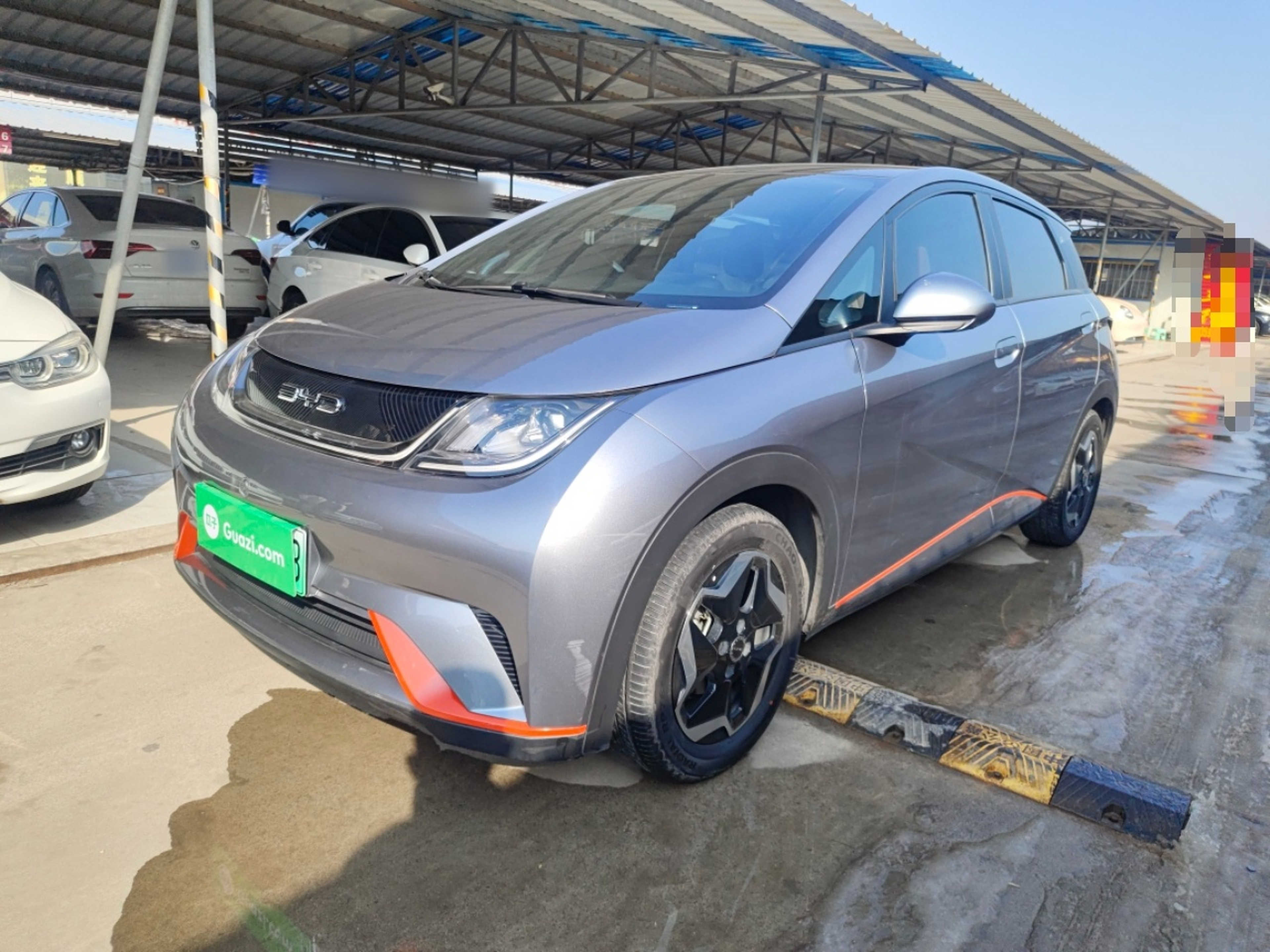 Под передней частью автомобиля