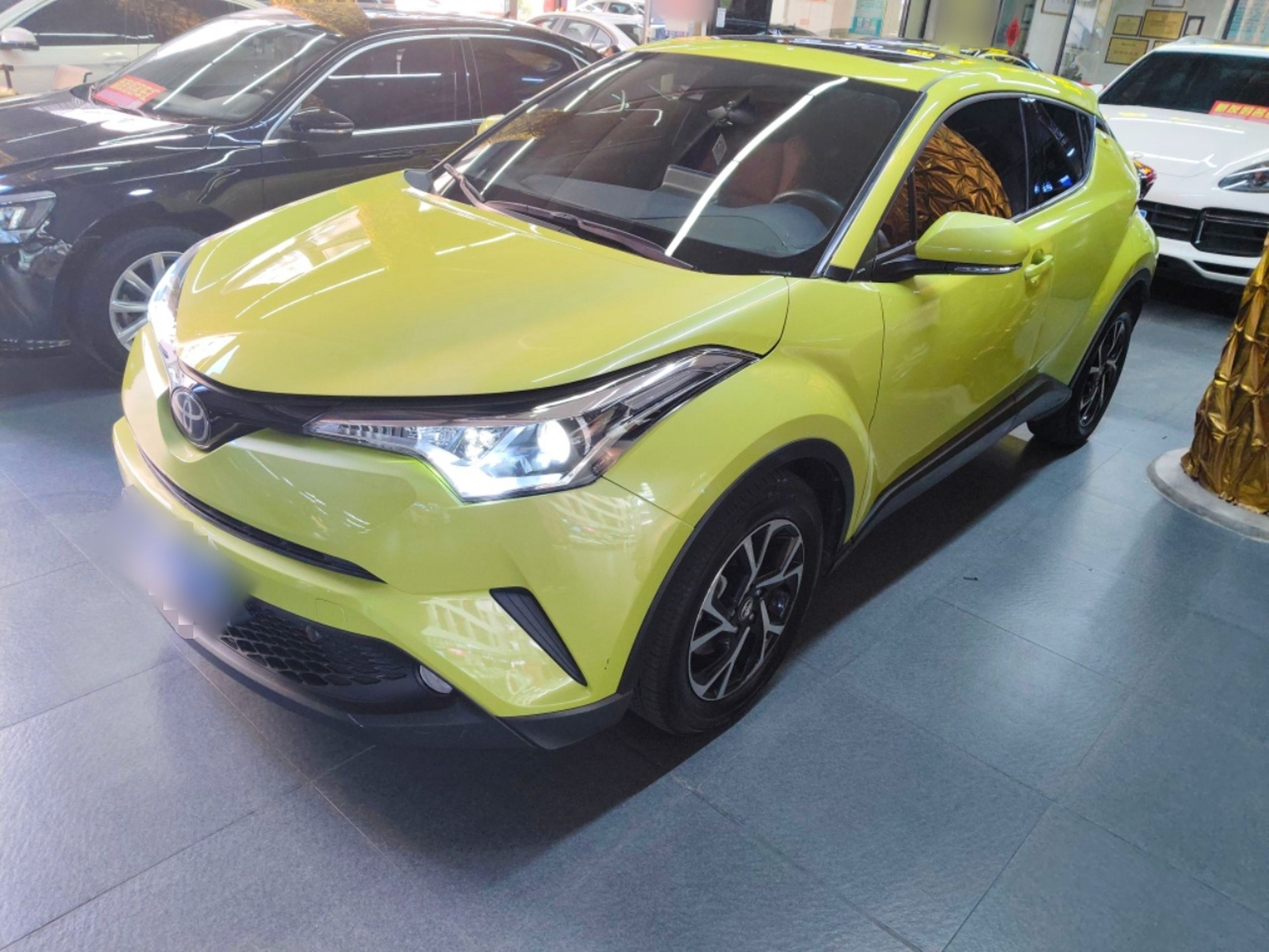 تحت مقدمة السيارة