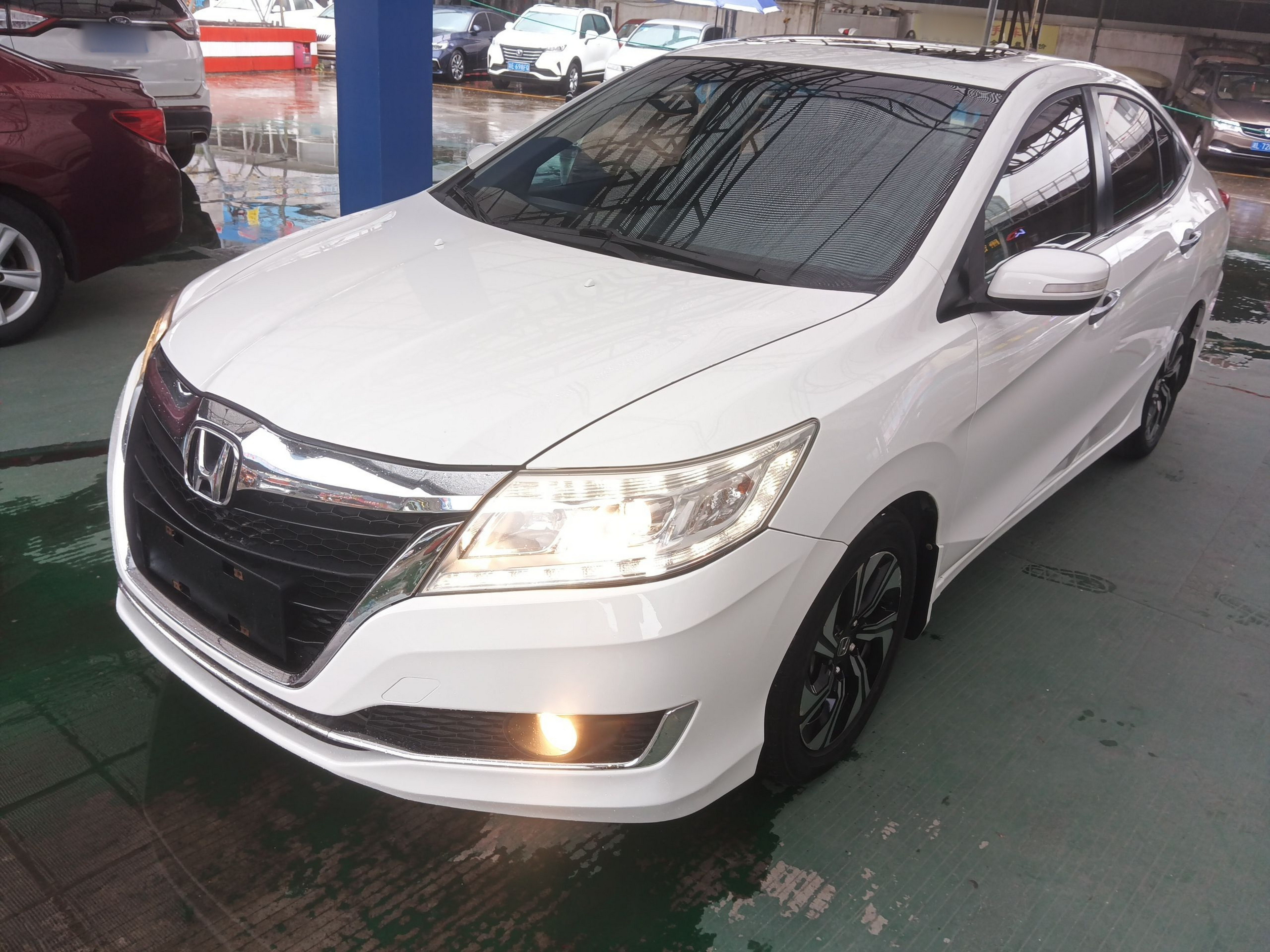 تحت مقدمة السيارة