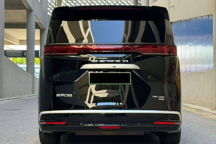 Used Denza D9 2025 DM-i Smart Drive 1020 Four-Wheel Drive Deluxe Model
