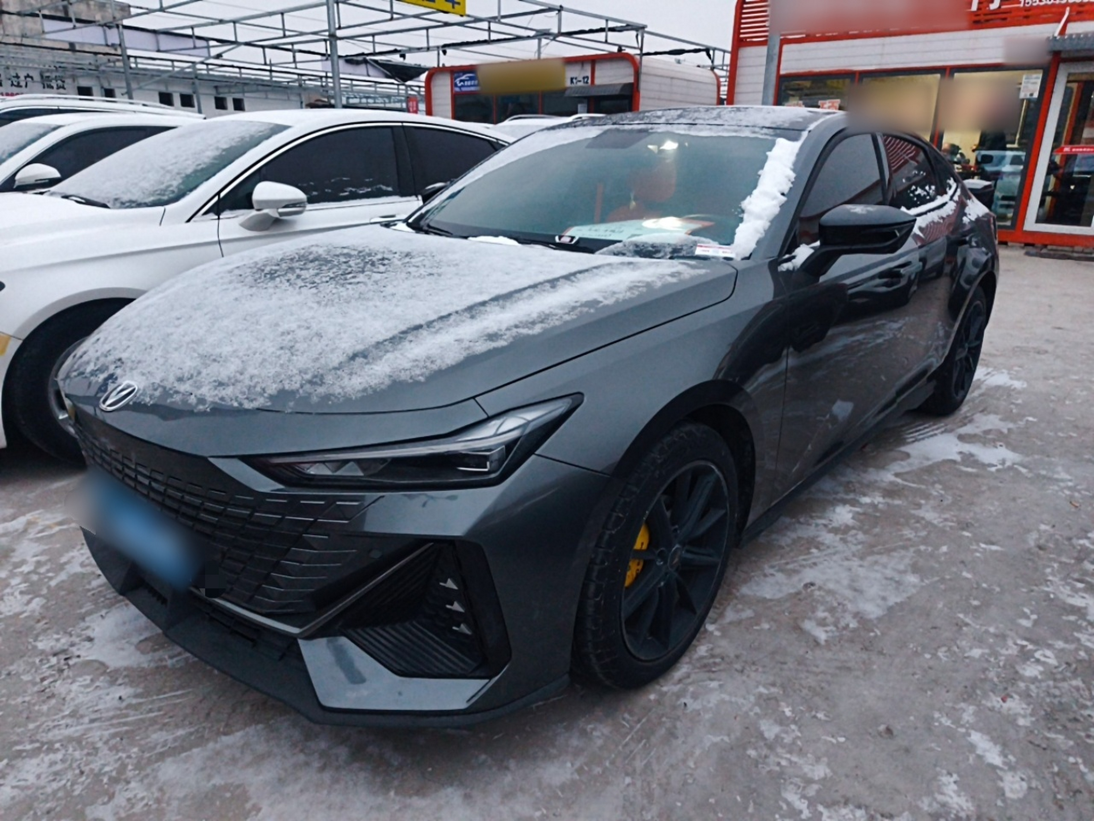 تحت مقدمة السيارة