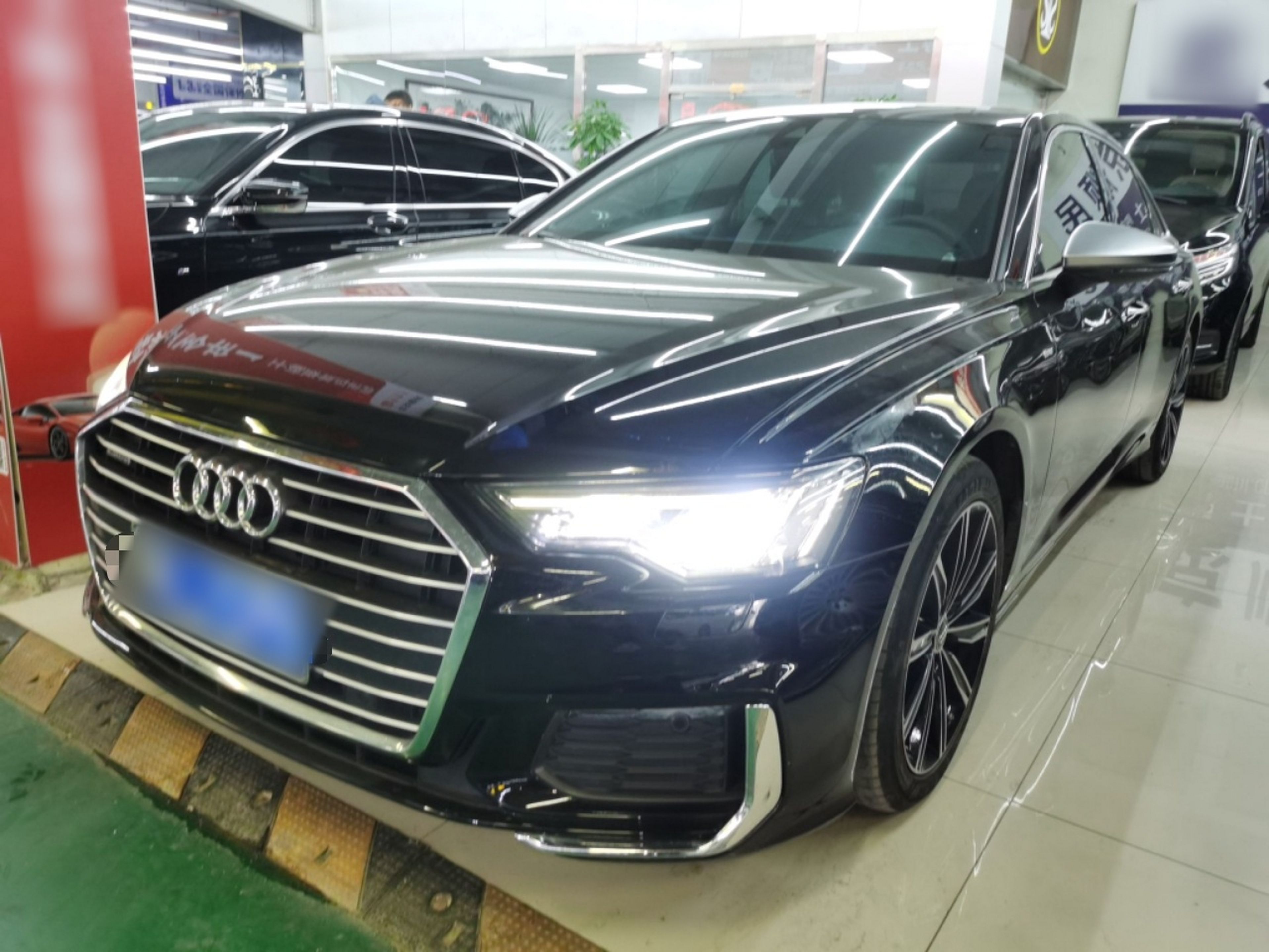 تحت مقدمة السيارة