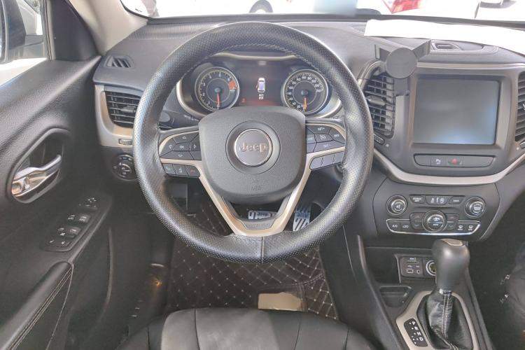 Used  Cherokee 2017 2.4L Leading Smart Edition
