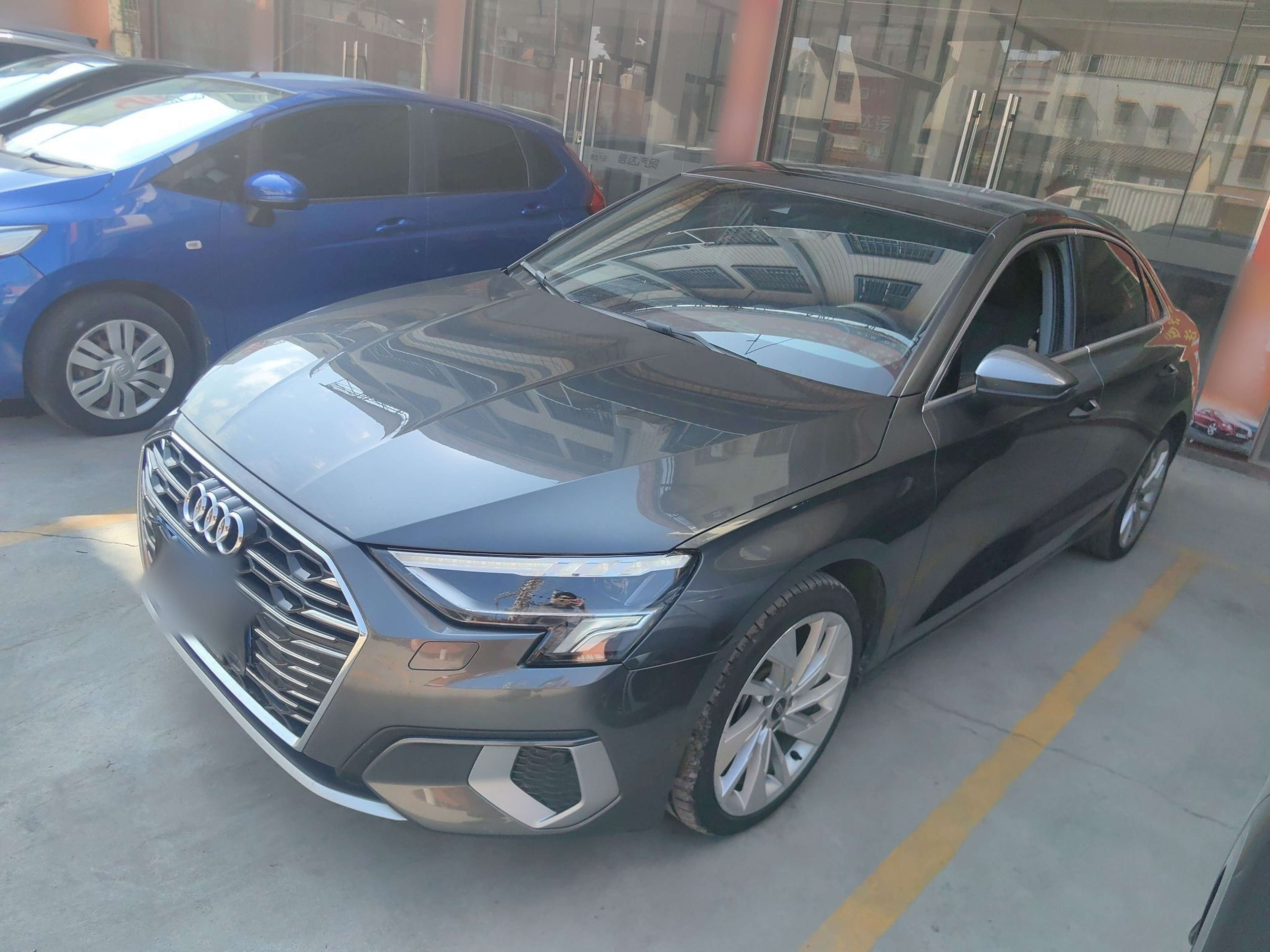 تحت مقدمة السيارة