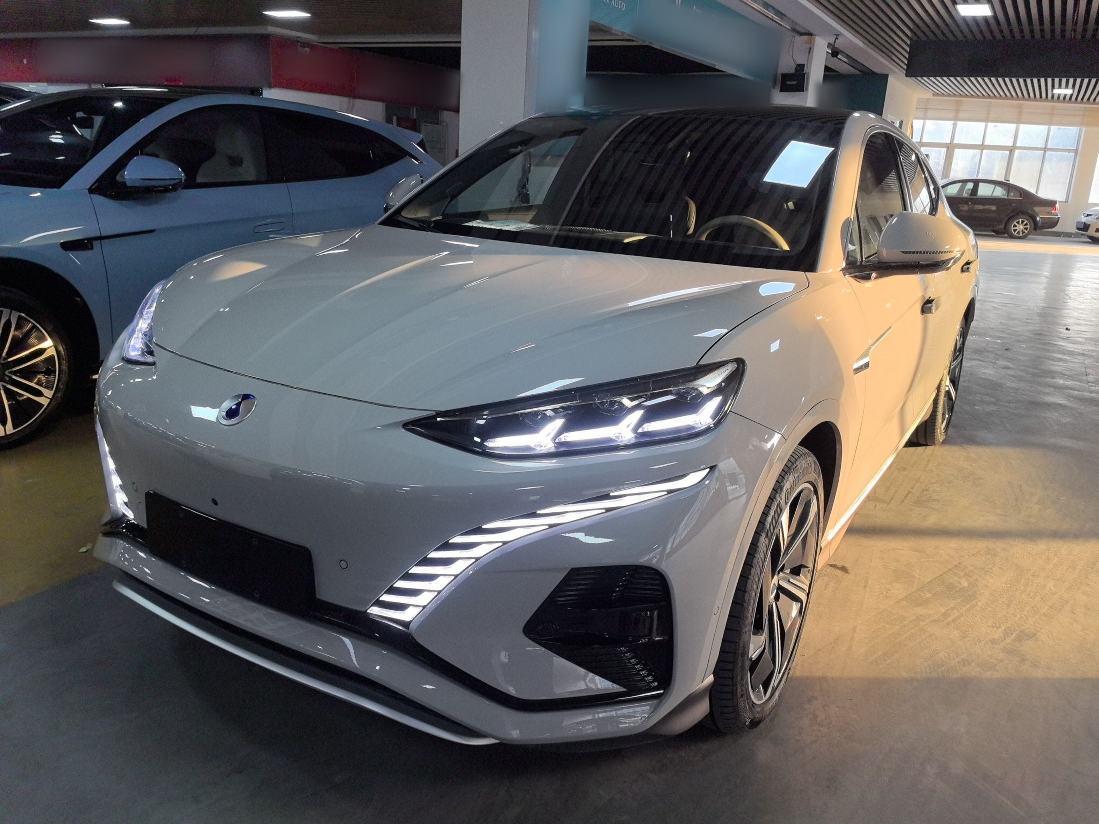 Под передней частью автомобиля