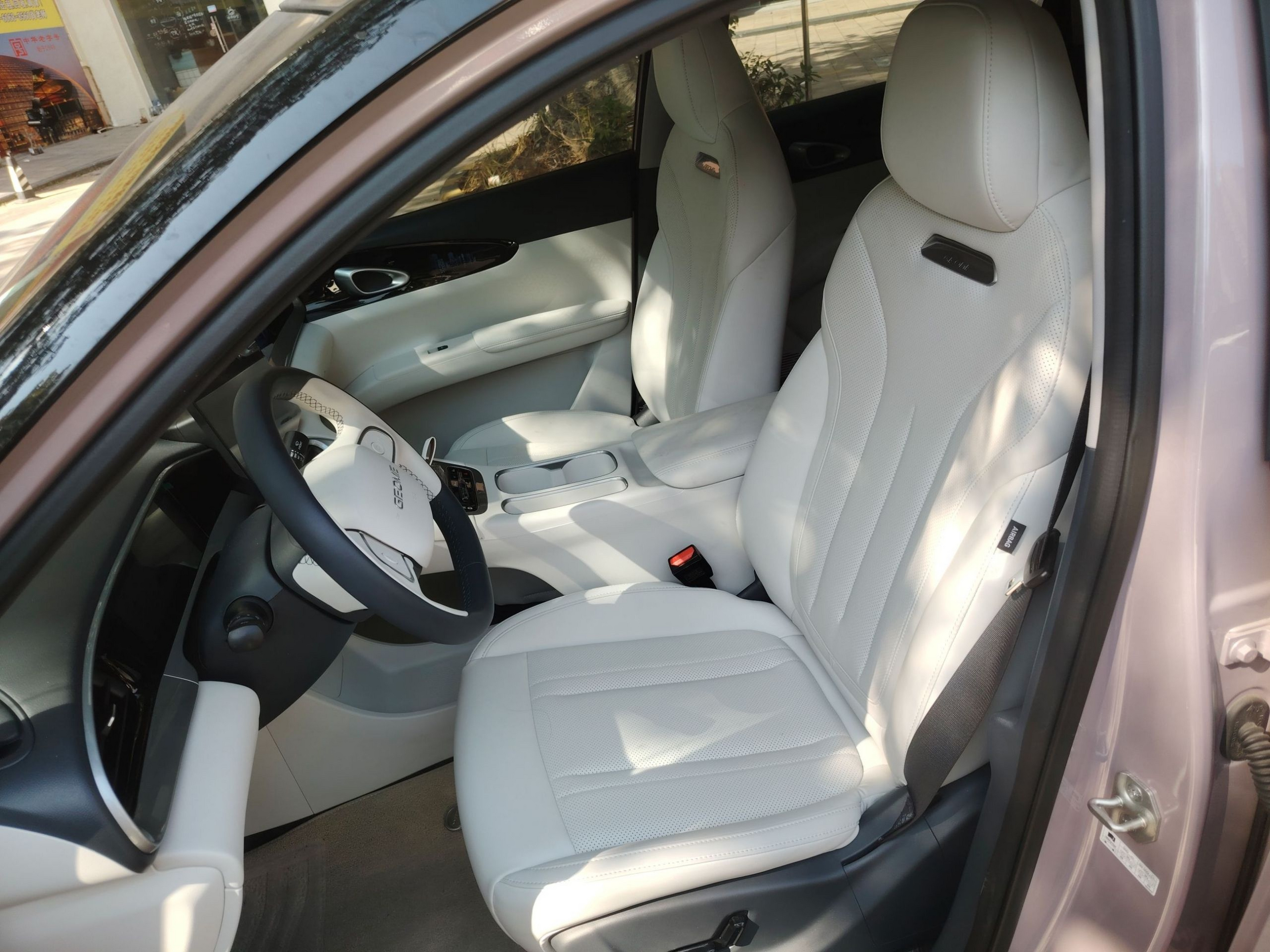 المقاعد الأمامية داخل السيارة