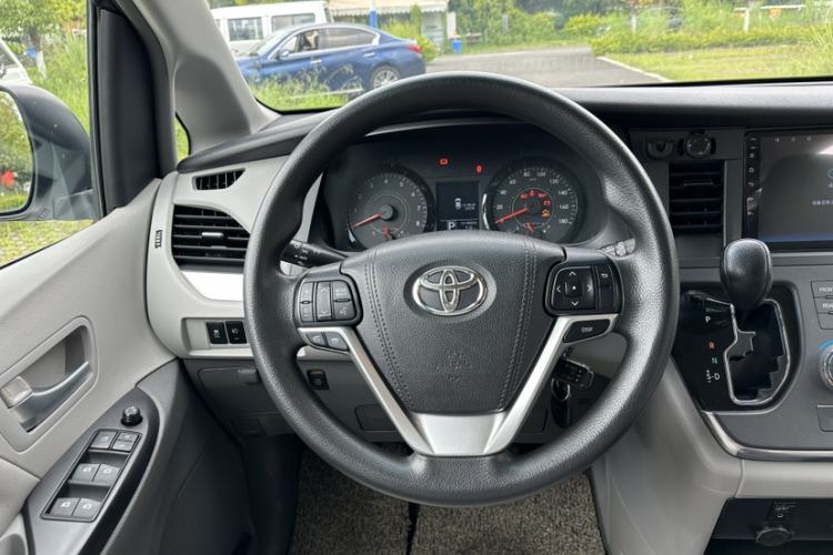 Used Toyota Sienna 2015 3.5L Two-Wheel Drive L