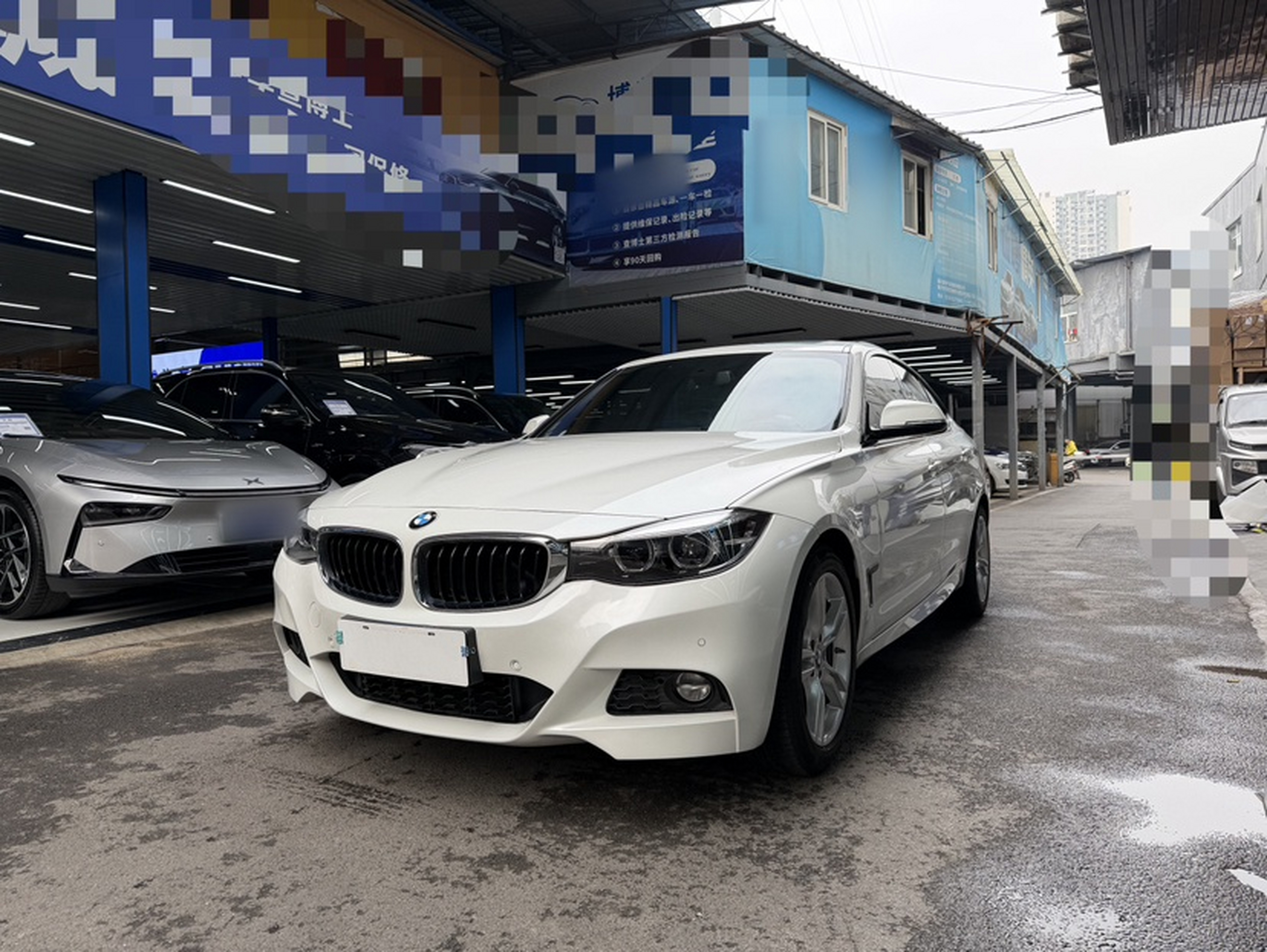 Под передней частью автомобиля