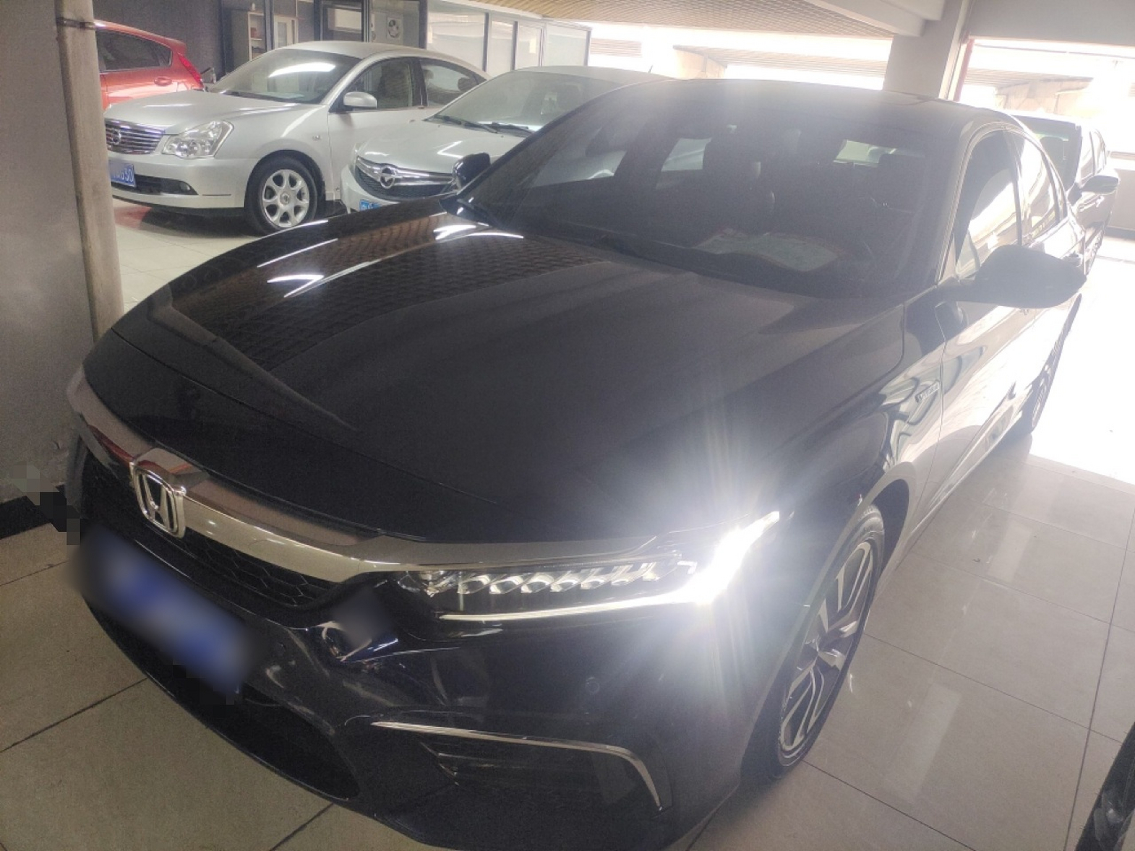 Под передней частью автомобиля