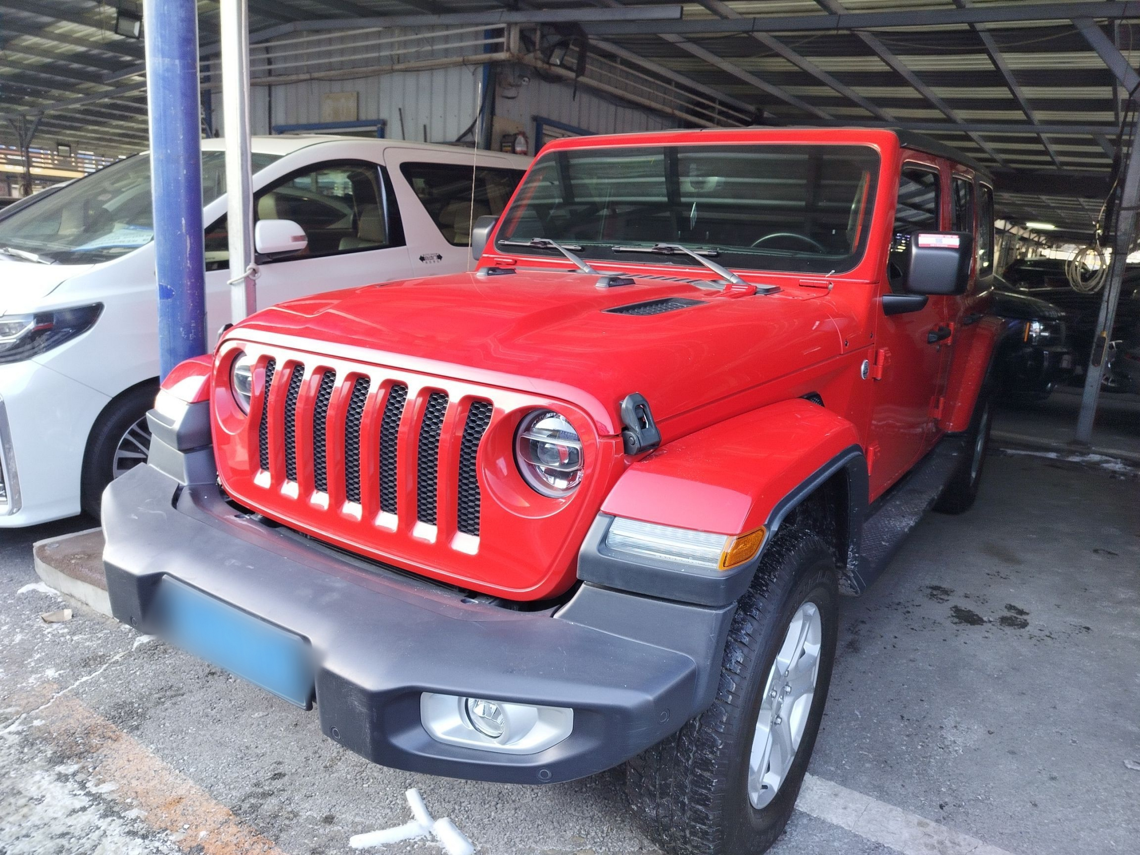 تحت مقدمة السيارة