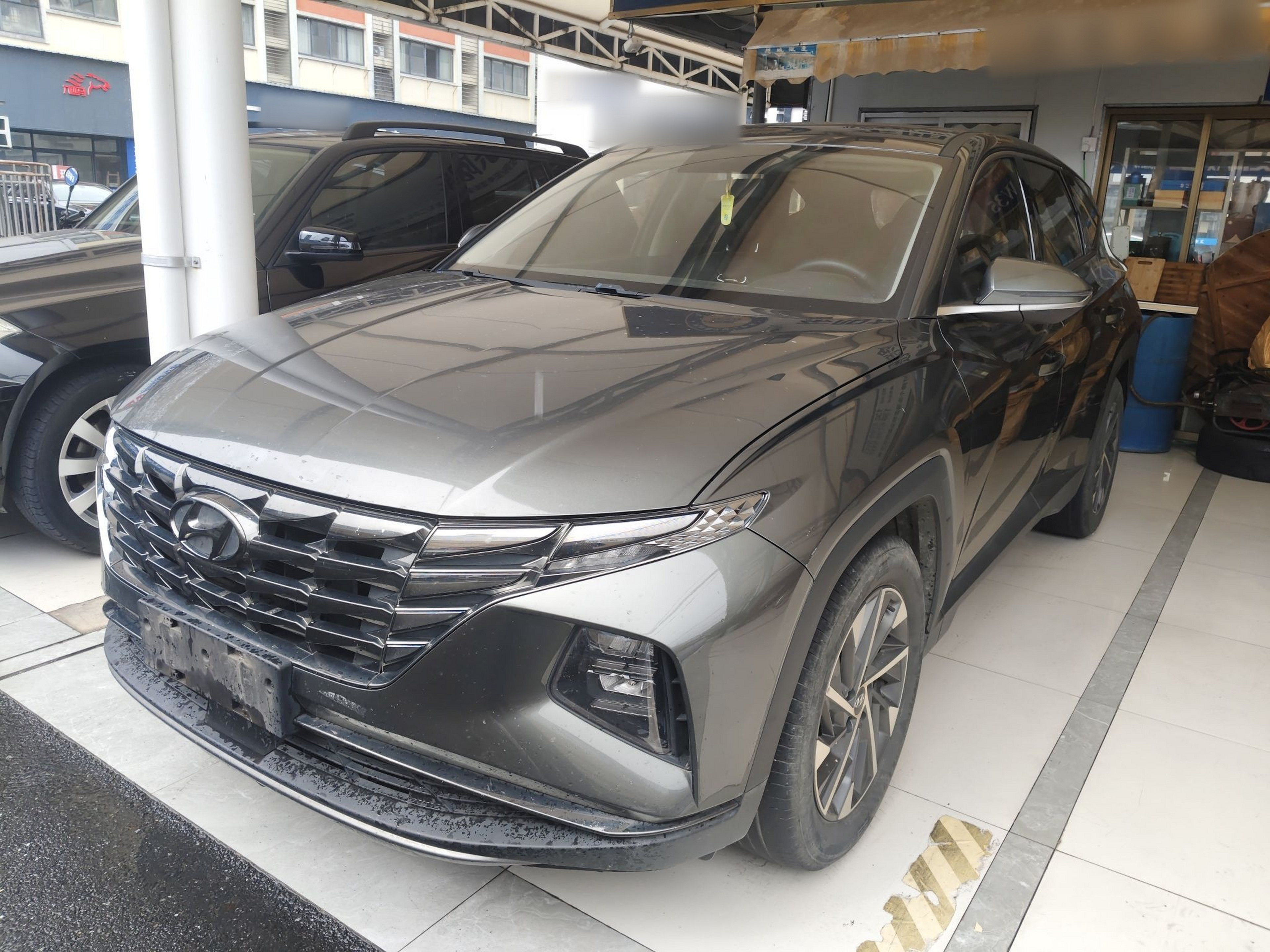 Под передней частью автомобиля