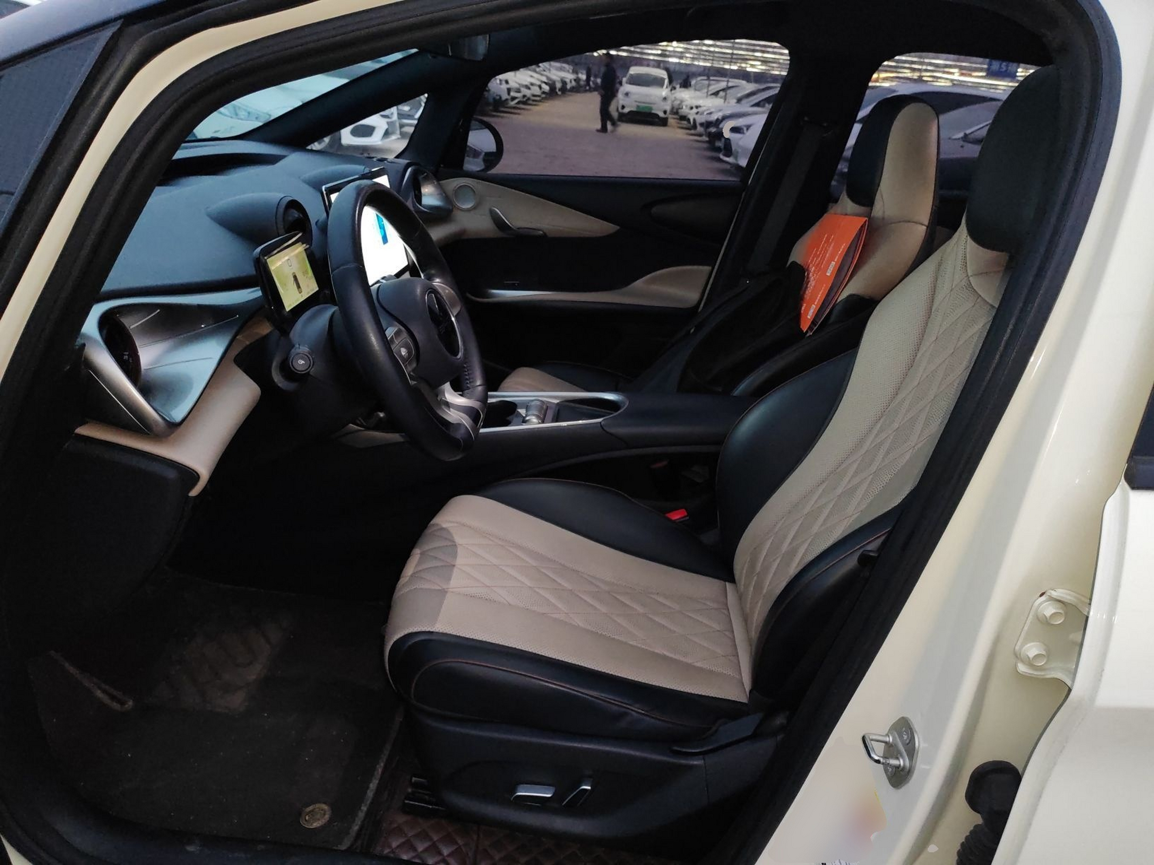 Переднее сиденье в автомобиле