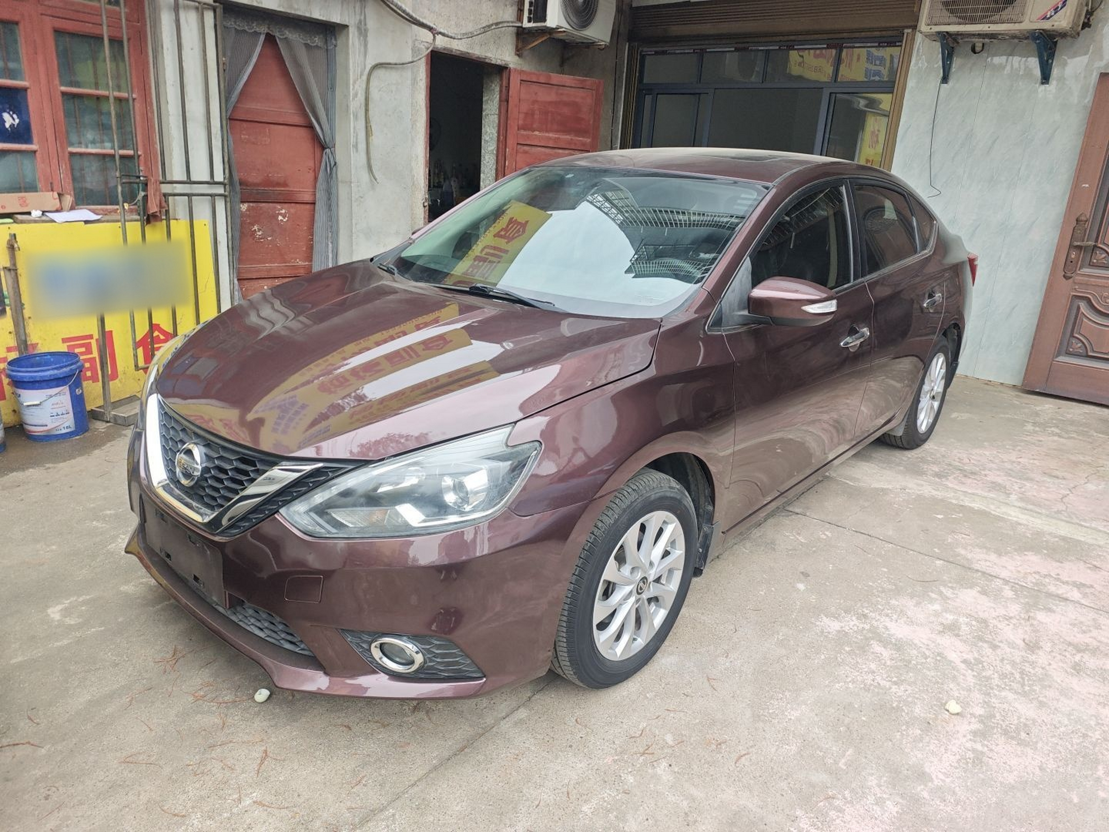 تحت مقدمة السيارة