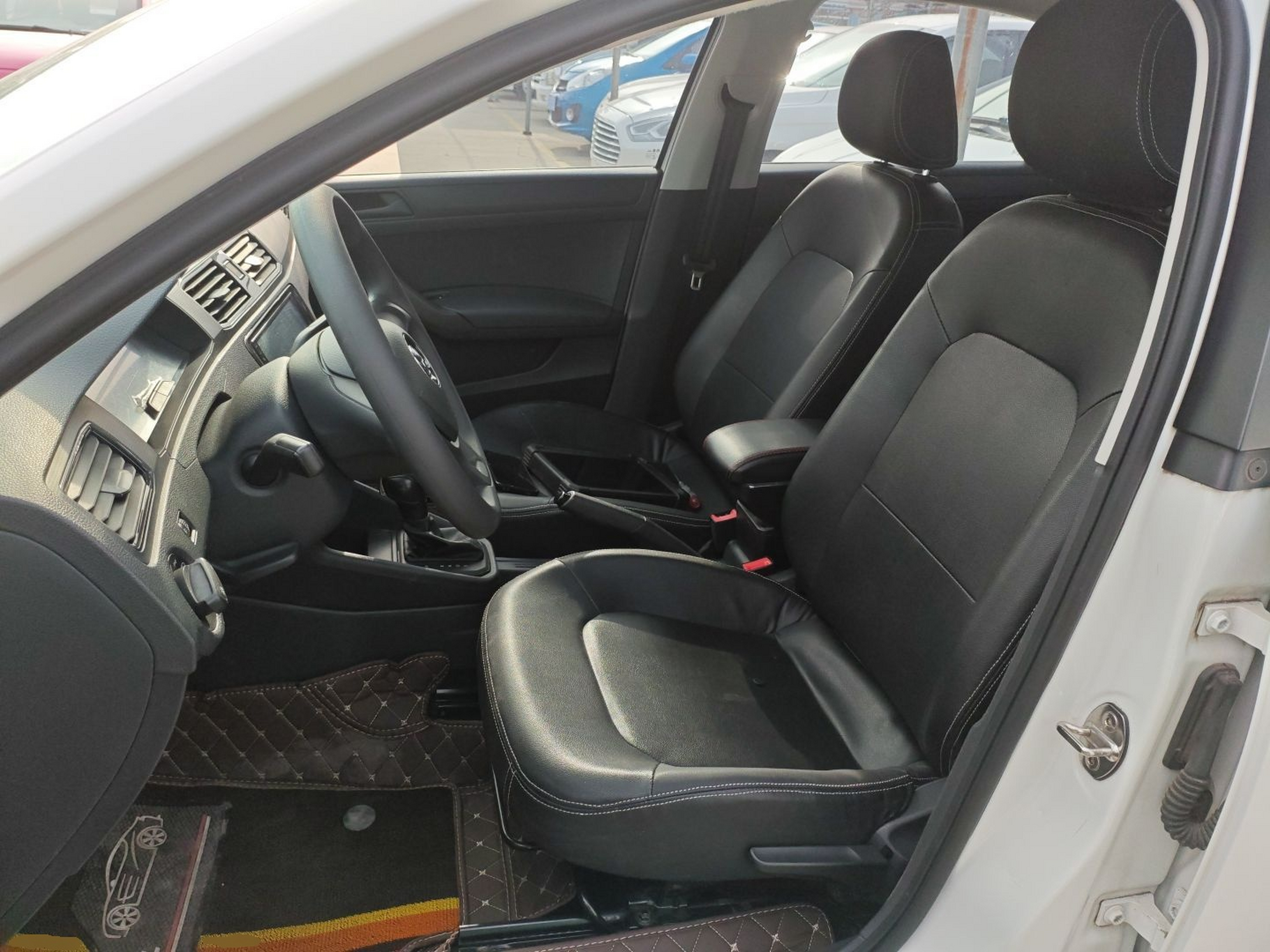 Переднее сиденье в автомобиле