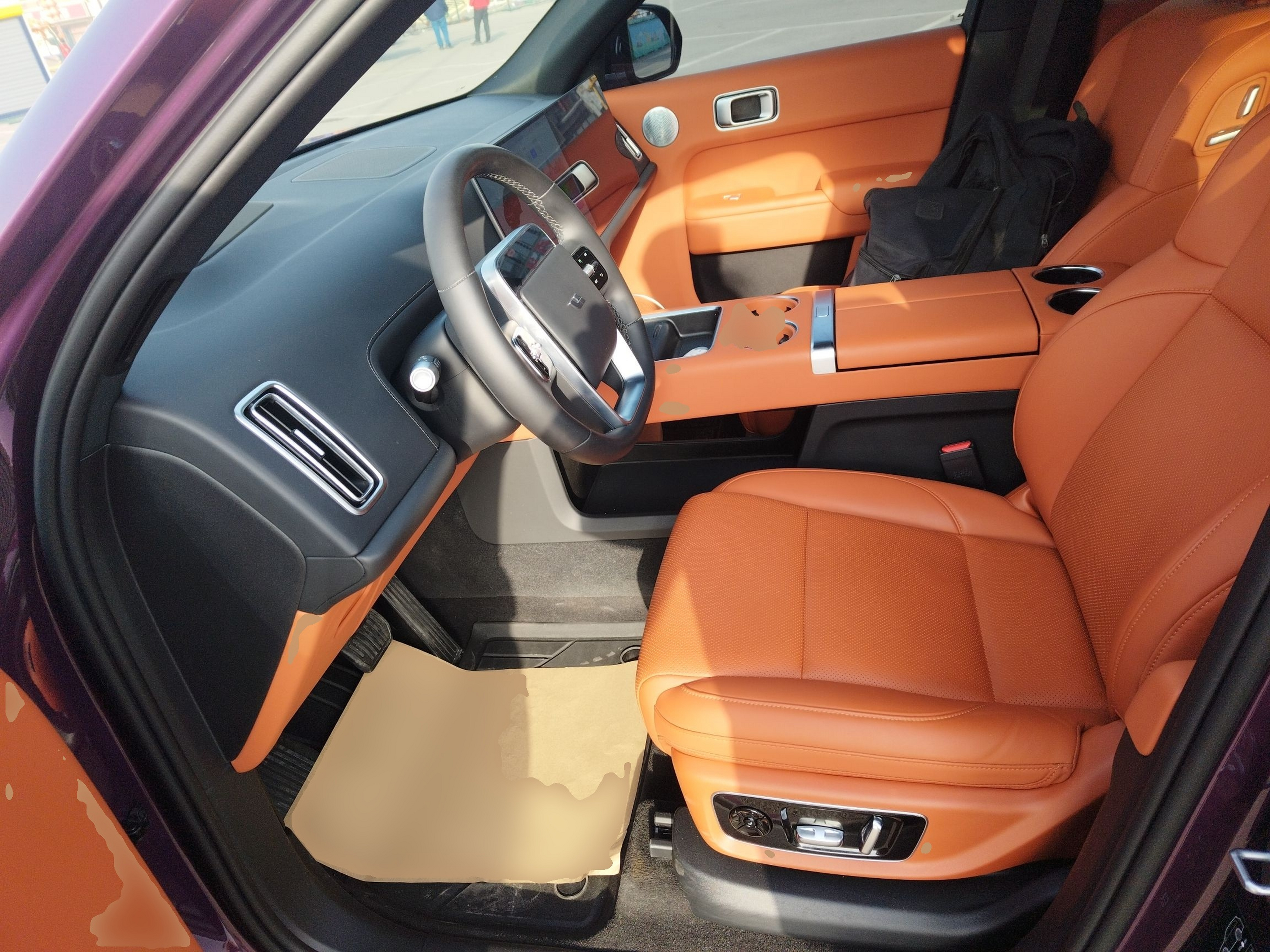 المقاعد الأمامية داخل السيارة