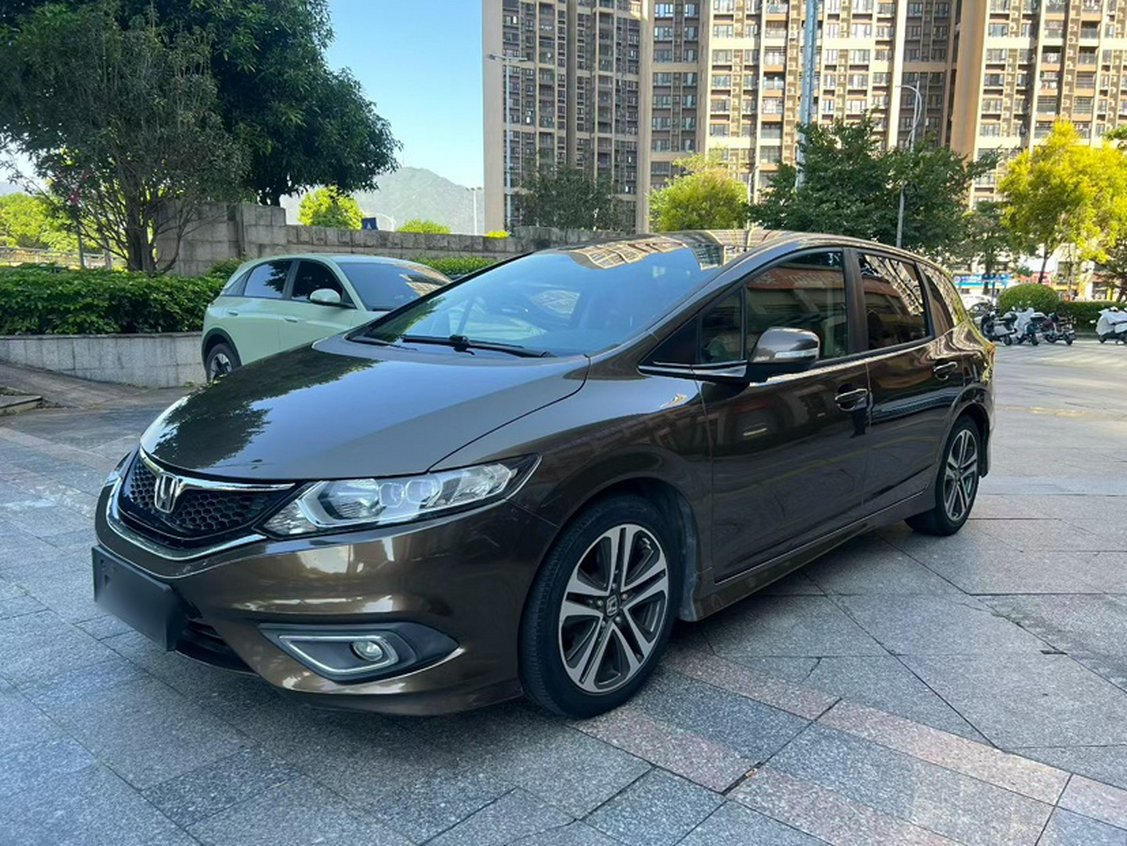 Под передней частью автомобиля