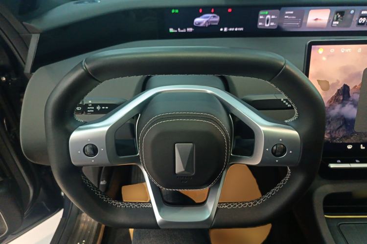 Used  12 2023 700 Three-Laser Rear-Wheel Drive Luxury Edition
