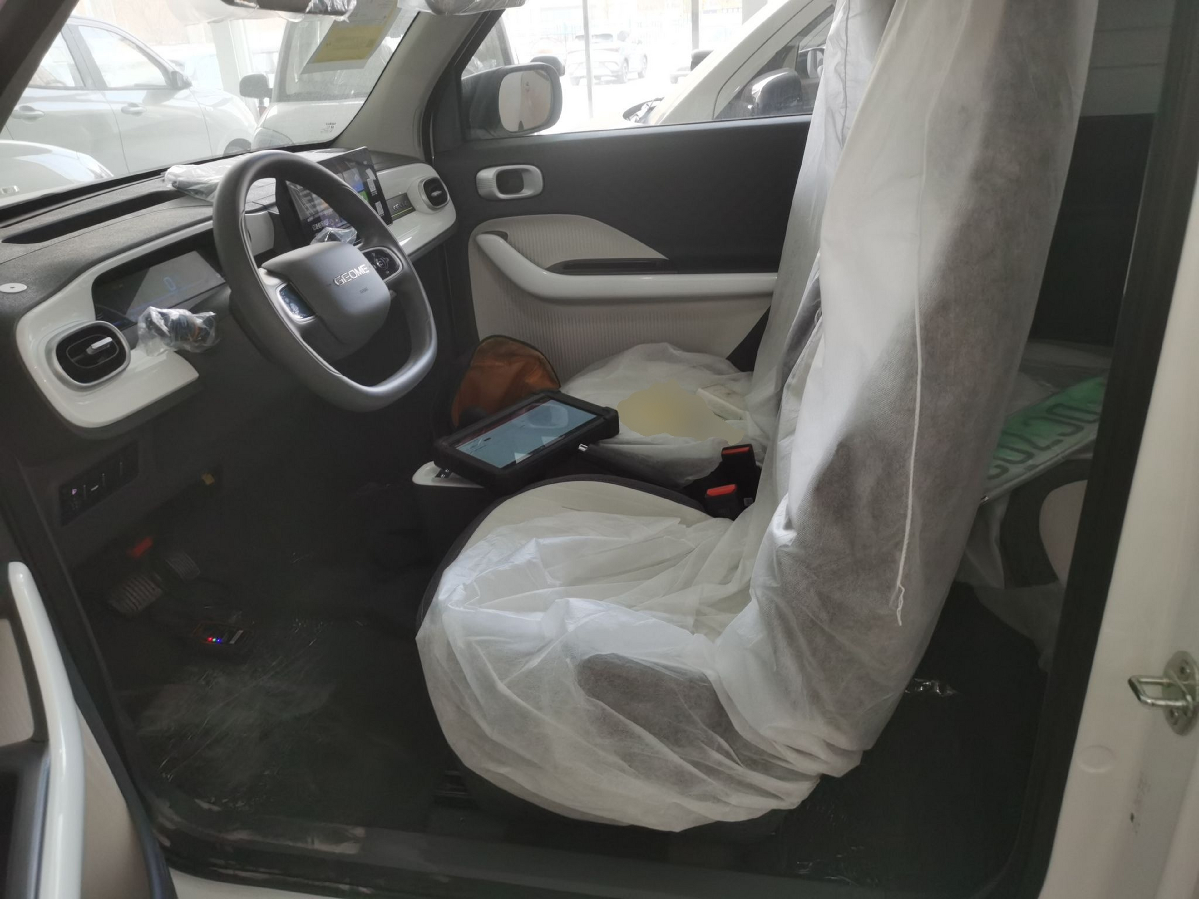 المقاعد الأمامية داخل السيارة