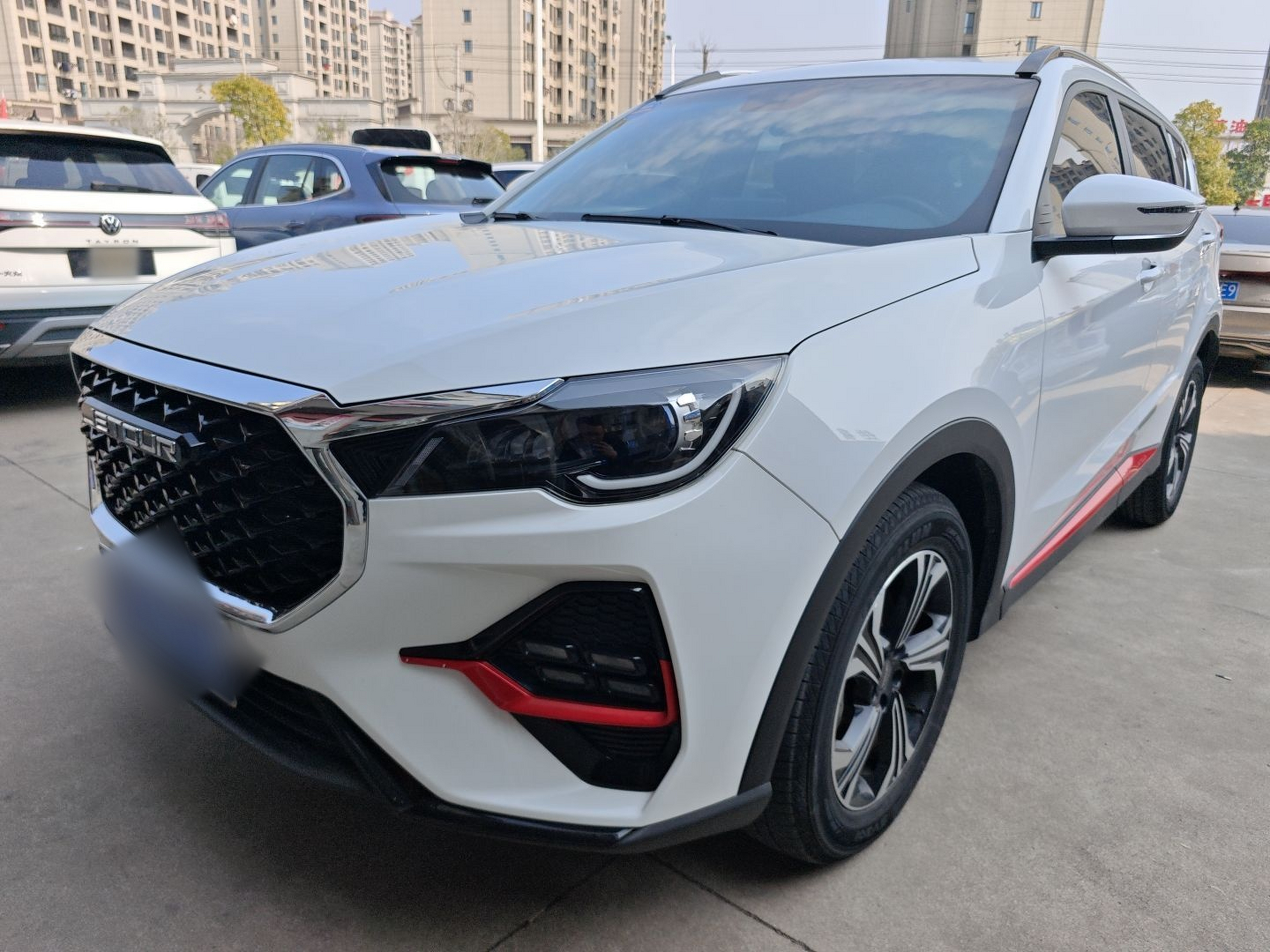 Под передней частью автомобиля