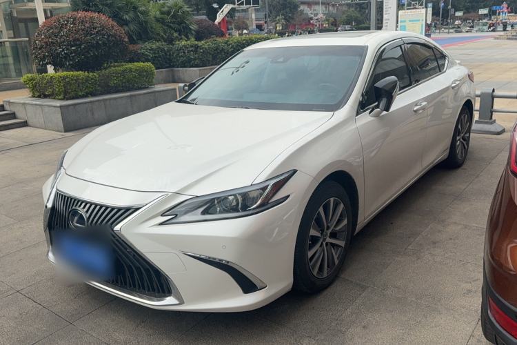 Used Lexus ES 2018 300h Premier Edition China VI Standard