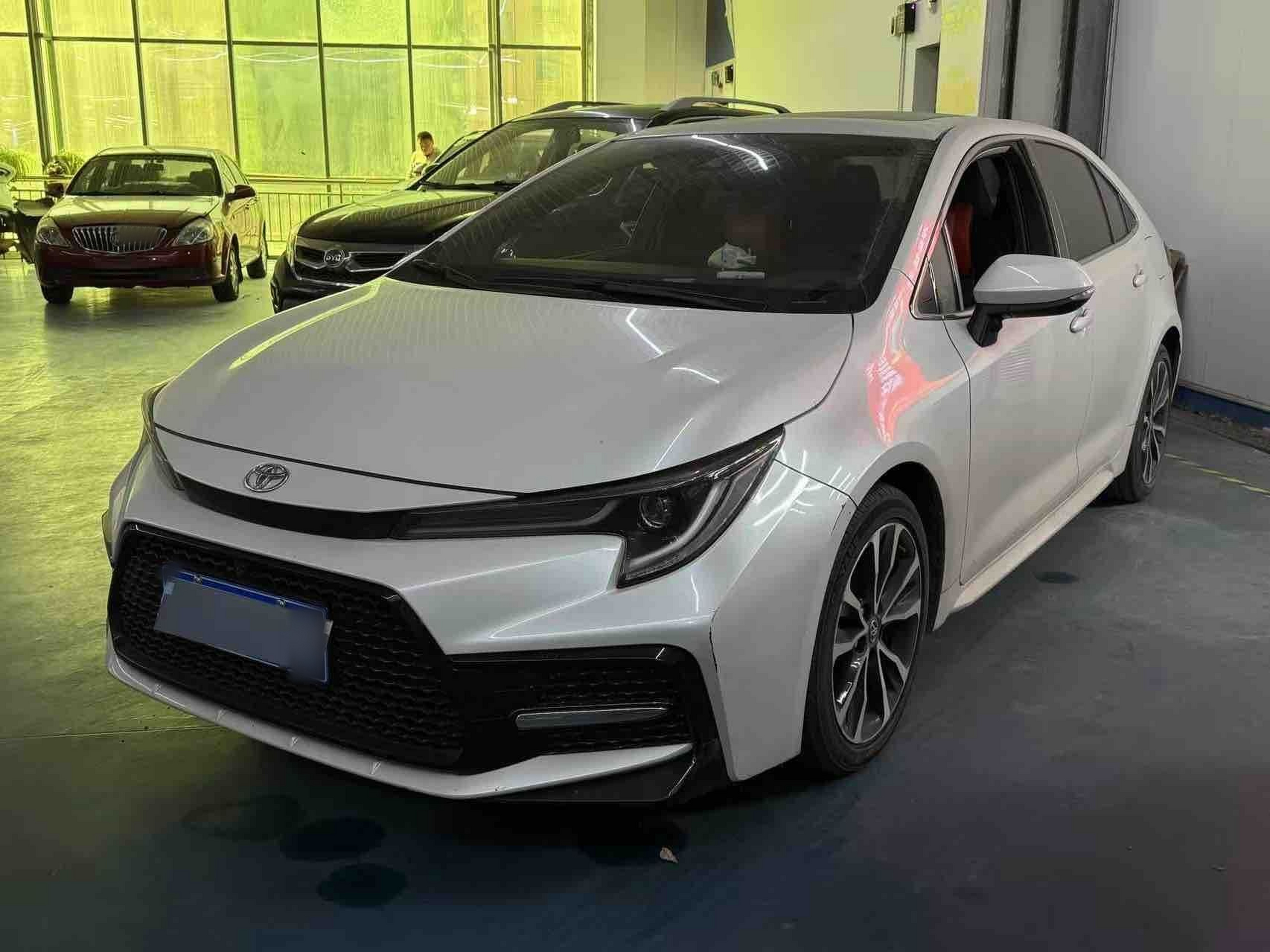 تحت مقدمة السيارة