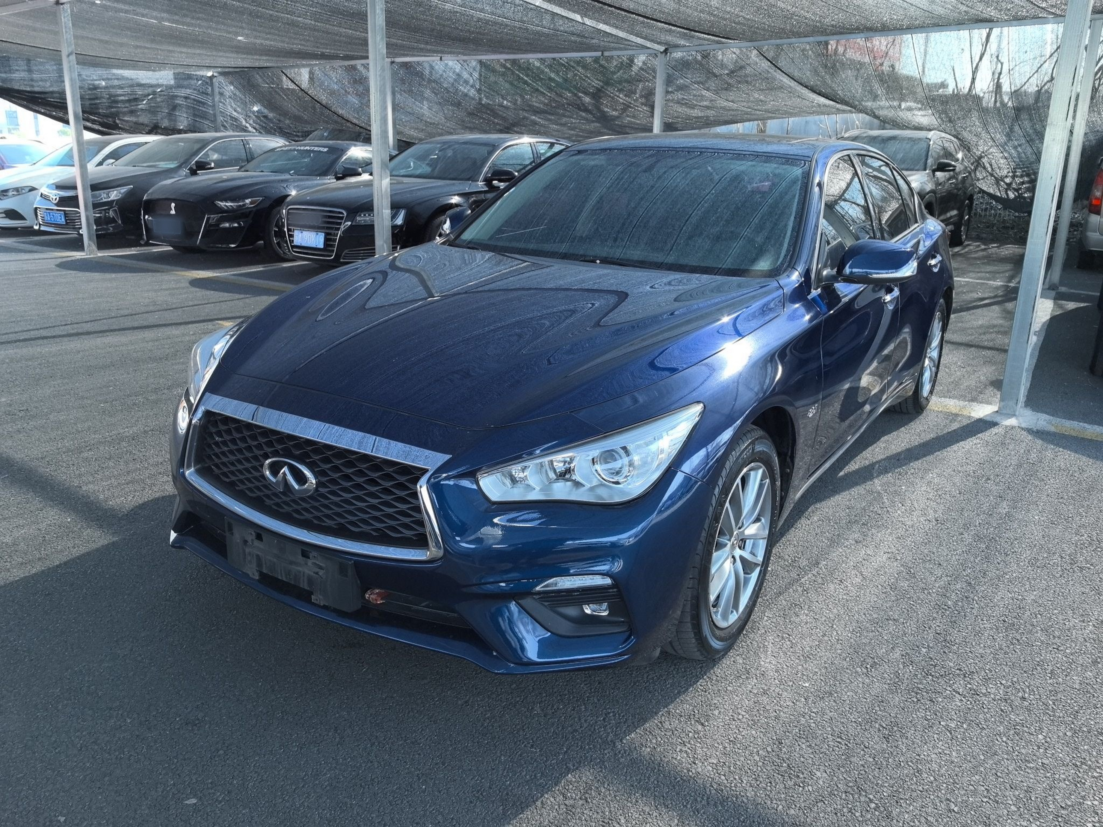 Под передней частью автомобиля