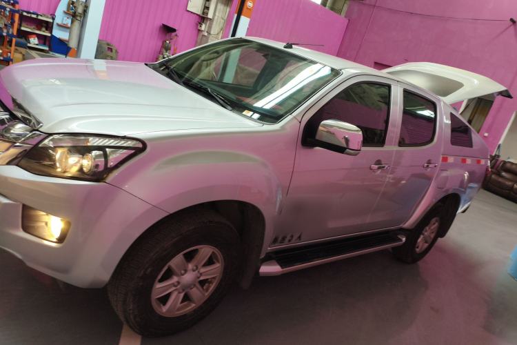 Used Isuzu D-MAX 2015 2.5T Two-Wheel Drive Automatic High-Performance Elite Version 4JK1