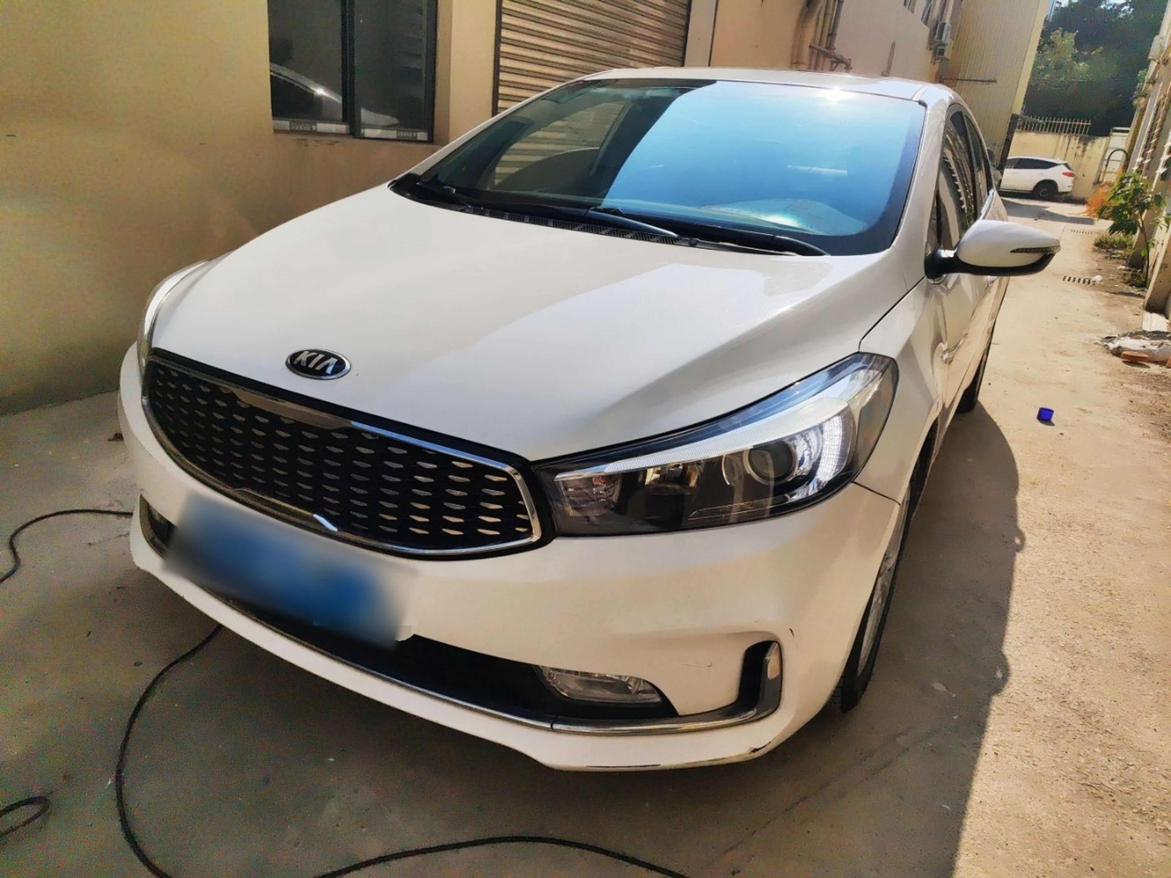 Под передней частью автомобиля