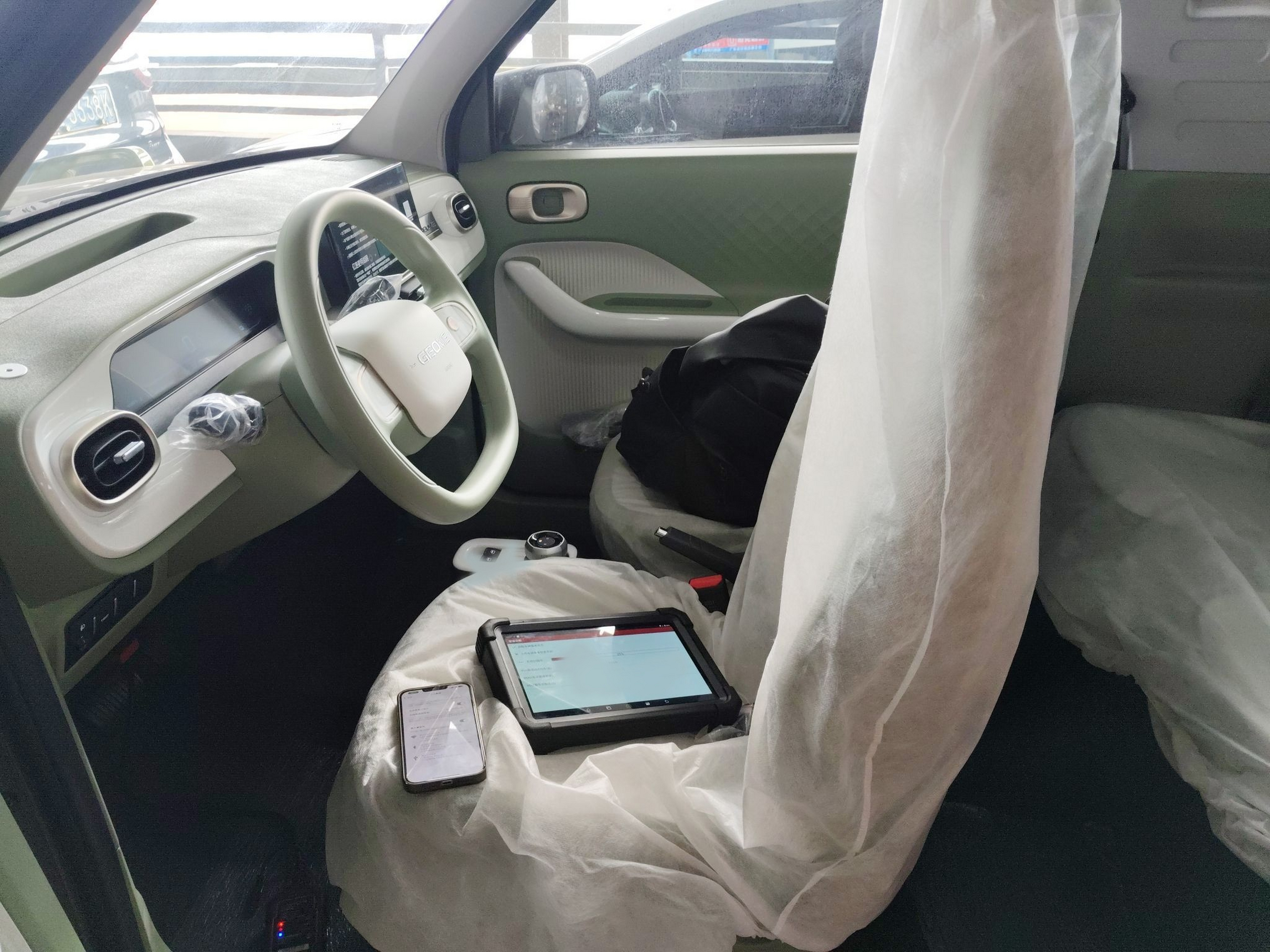 المقاعد الأمامية داخل السيارة