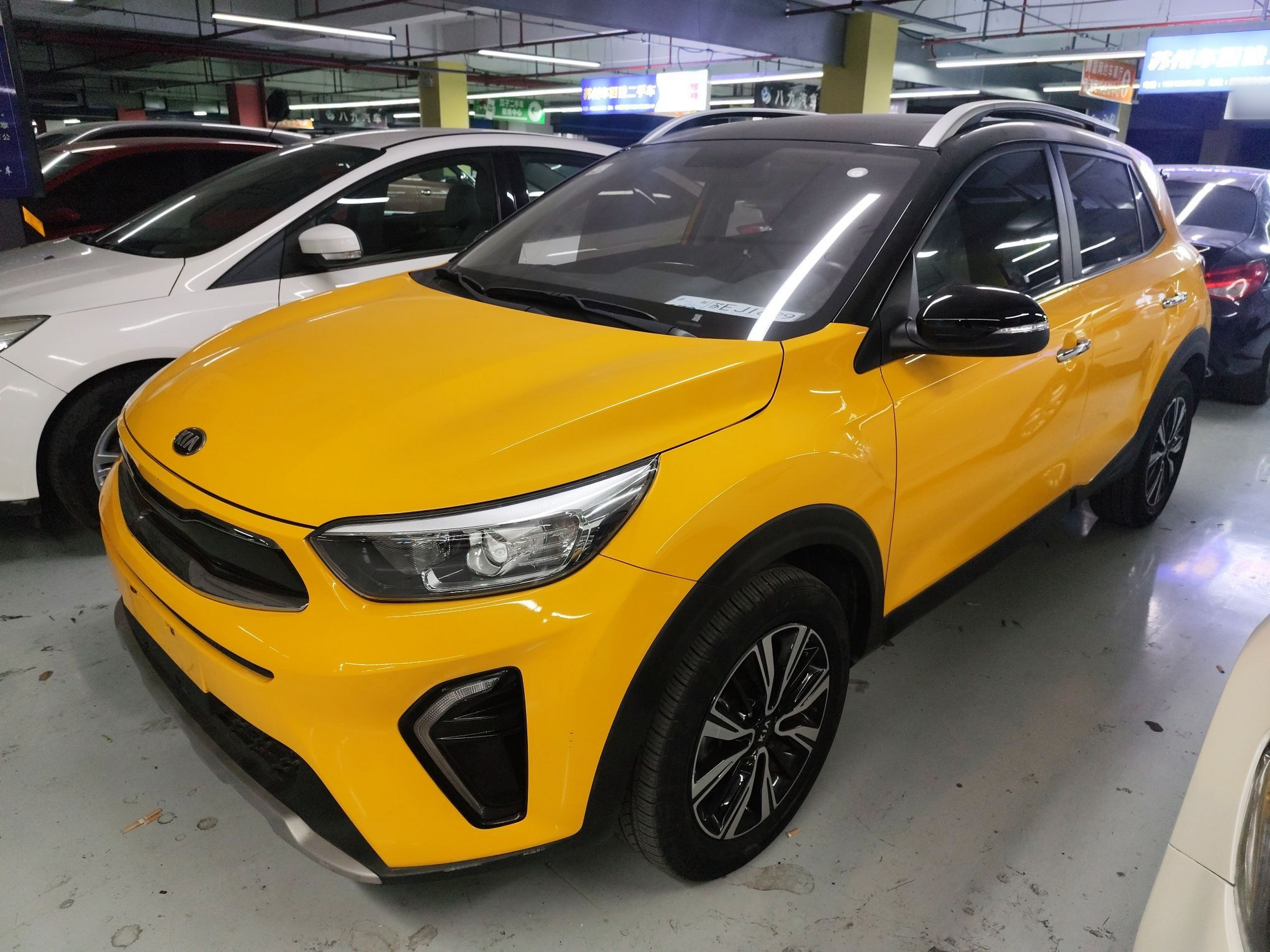 Под передней частью автомобиля