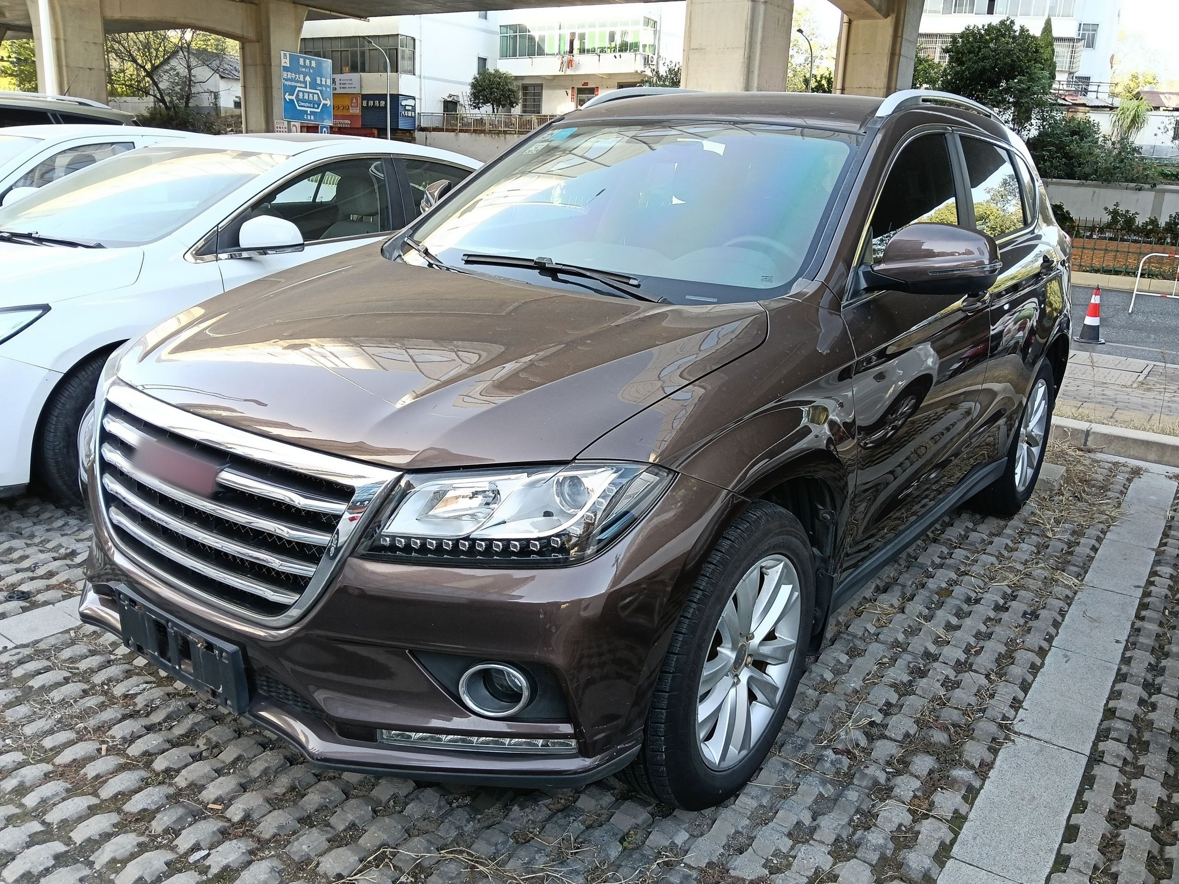 Под передней частью автомобиля