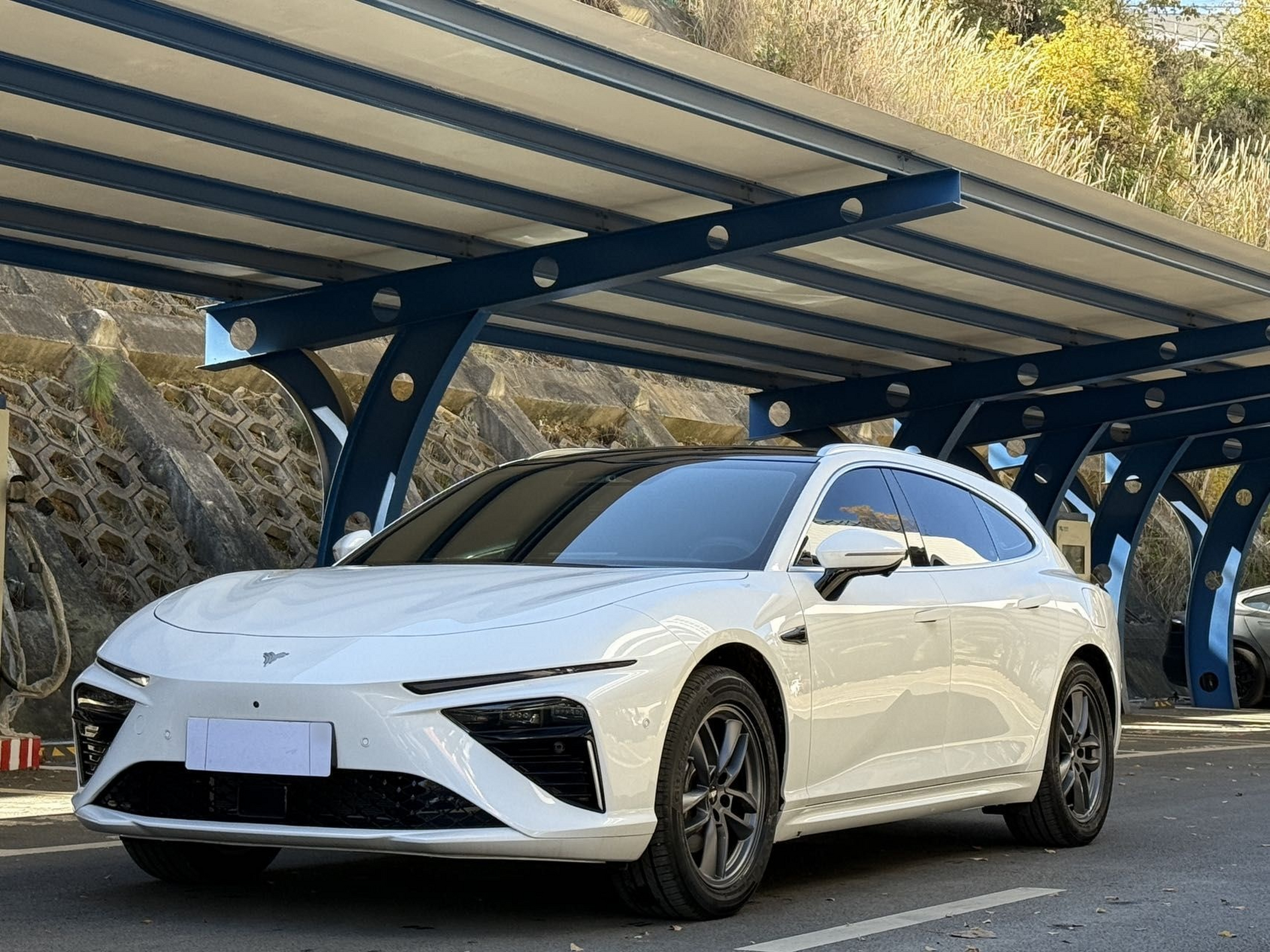 Под передней частью автомобиля