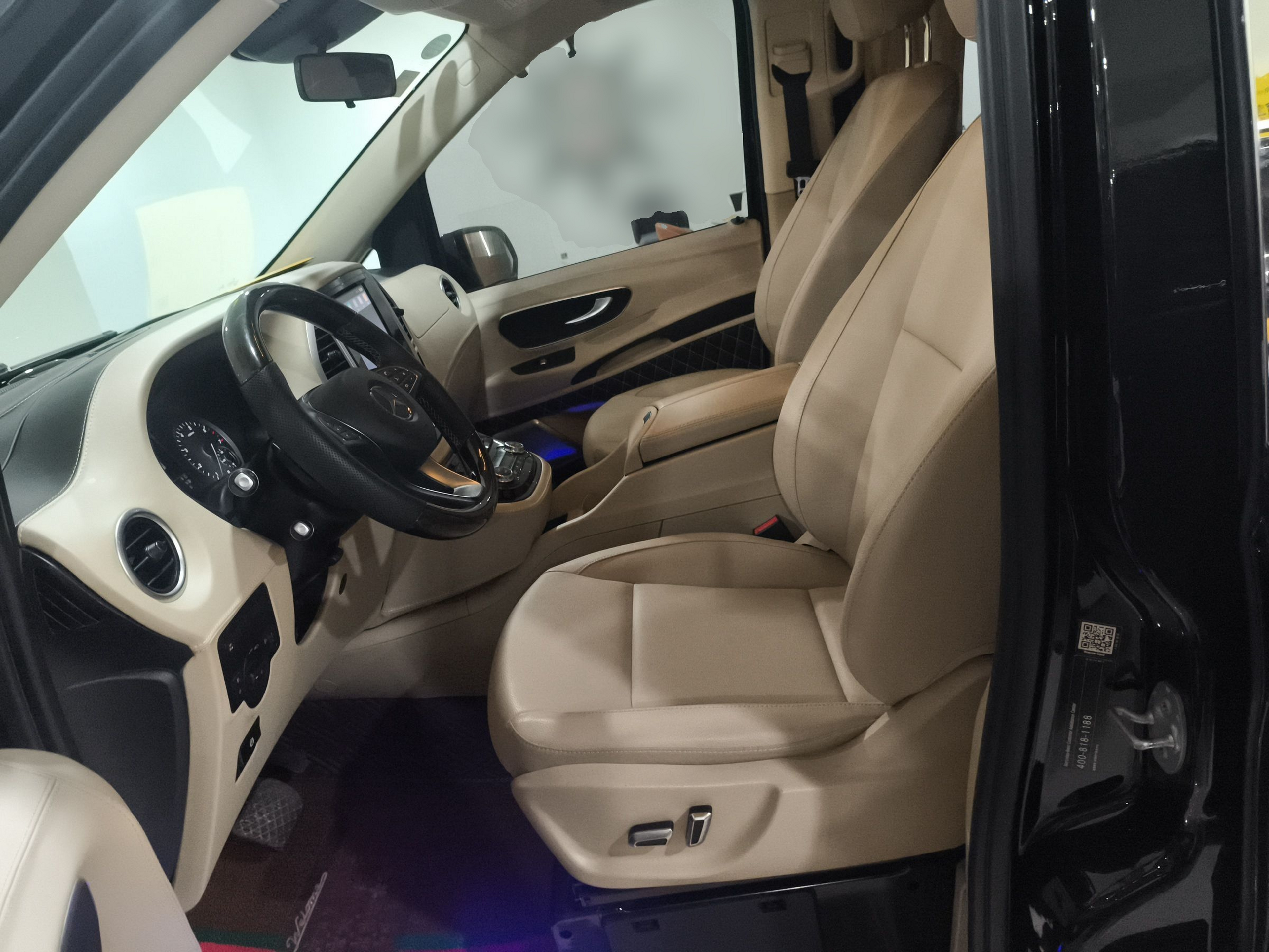 المقاعد الأمامية داخل السيارة