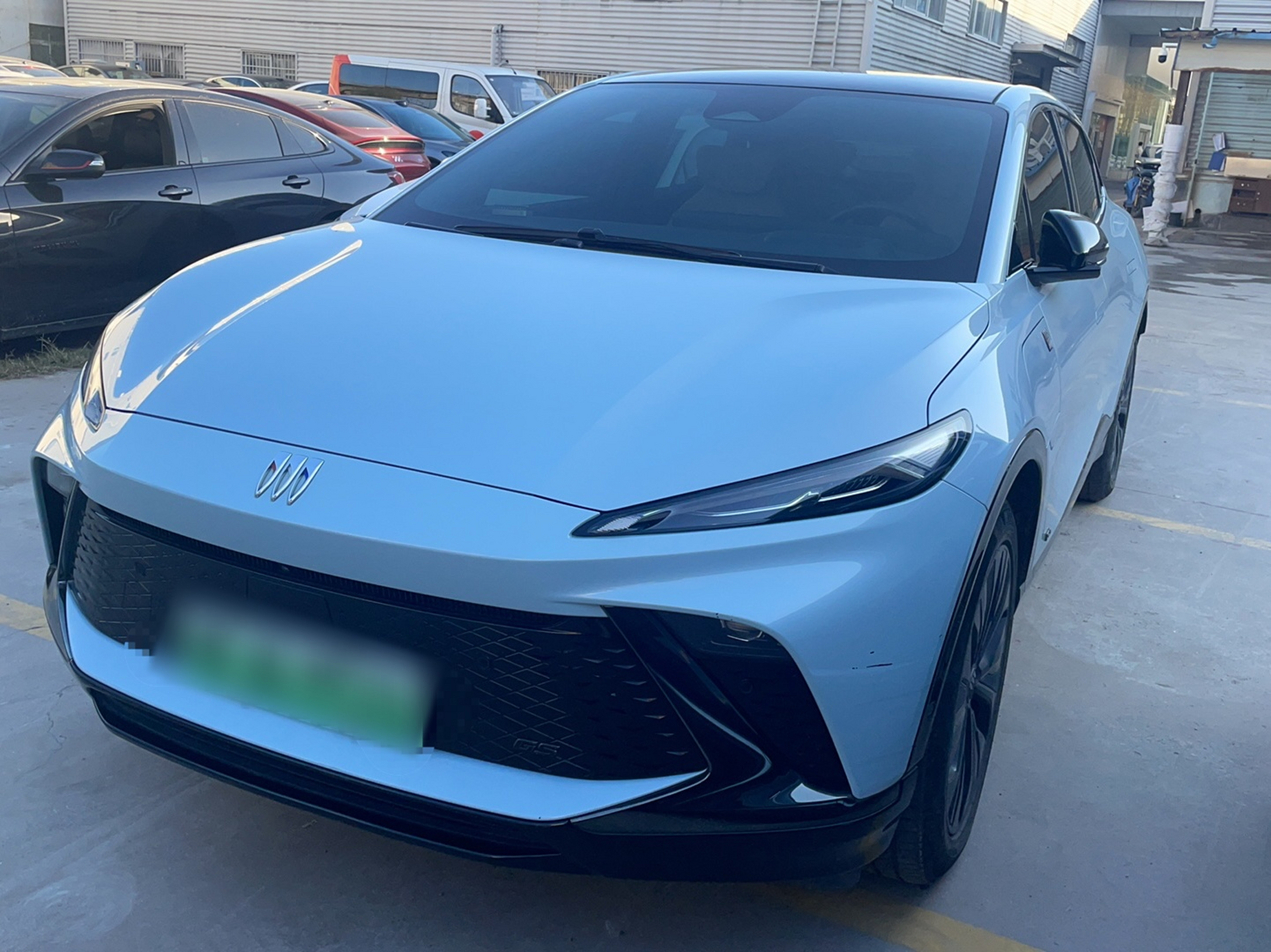 Под передней частью автомобиля