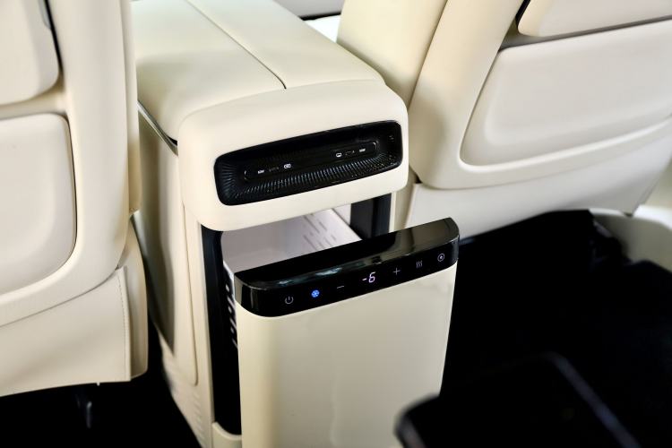 Used VOYAH Dream 2025 PHEV Four-Wheel Drive Prestige Kunpeng Edition
