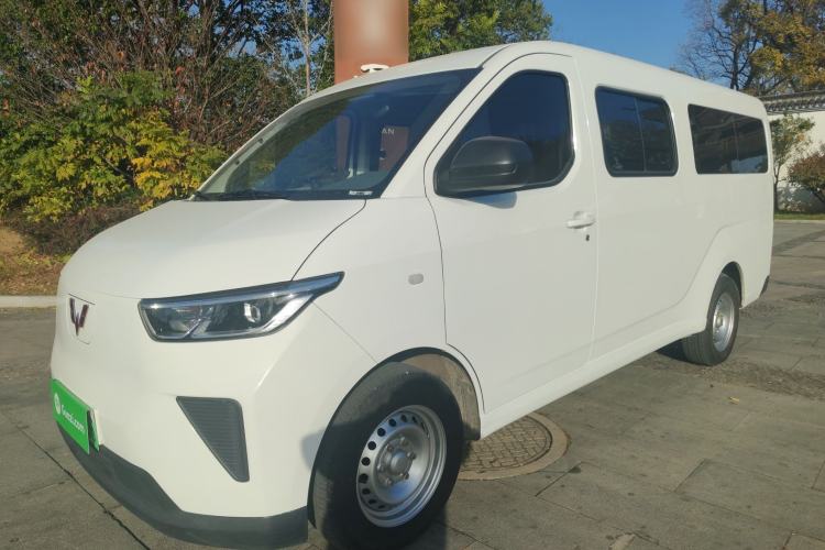 Used Wuling Yangguang 2024 300km Comfort-Grade Passenger Van 60kW