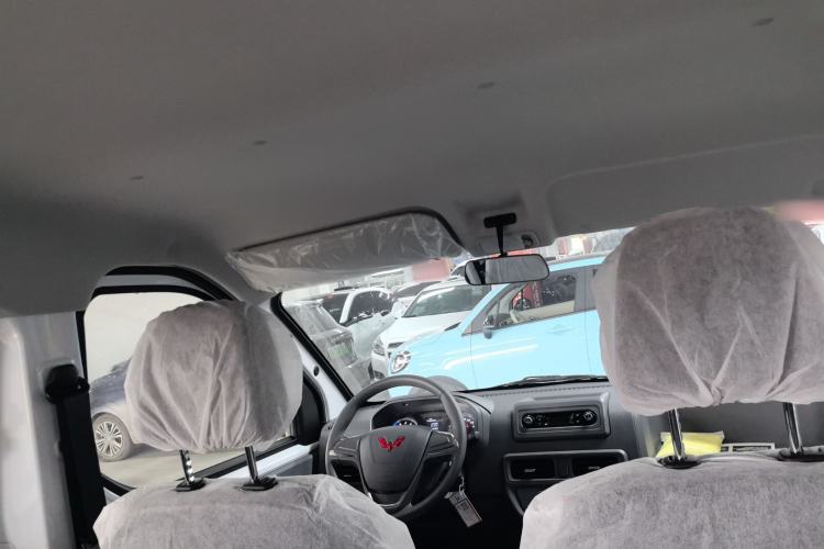 Used Wuling Yangguang 2024 300KM Comfort Version Passenger Van 75kW