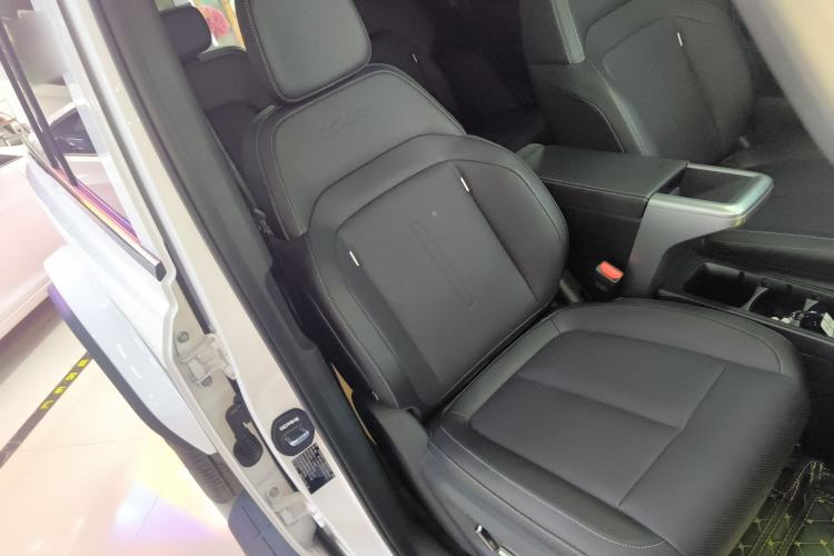 Used  V23 2025 401 Two-Wheel Drive Advanced Edition
