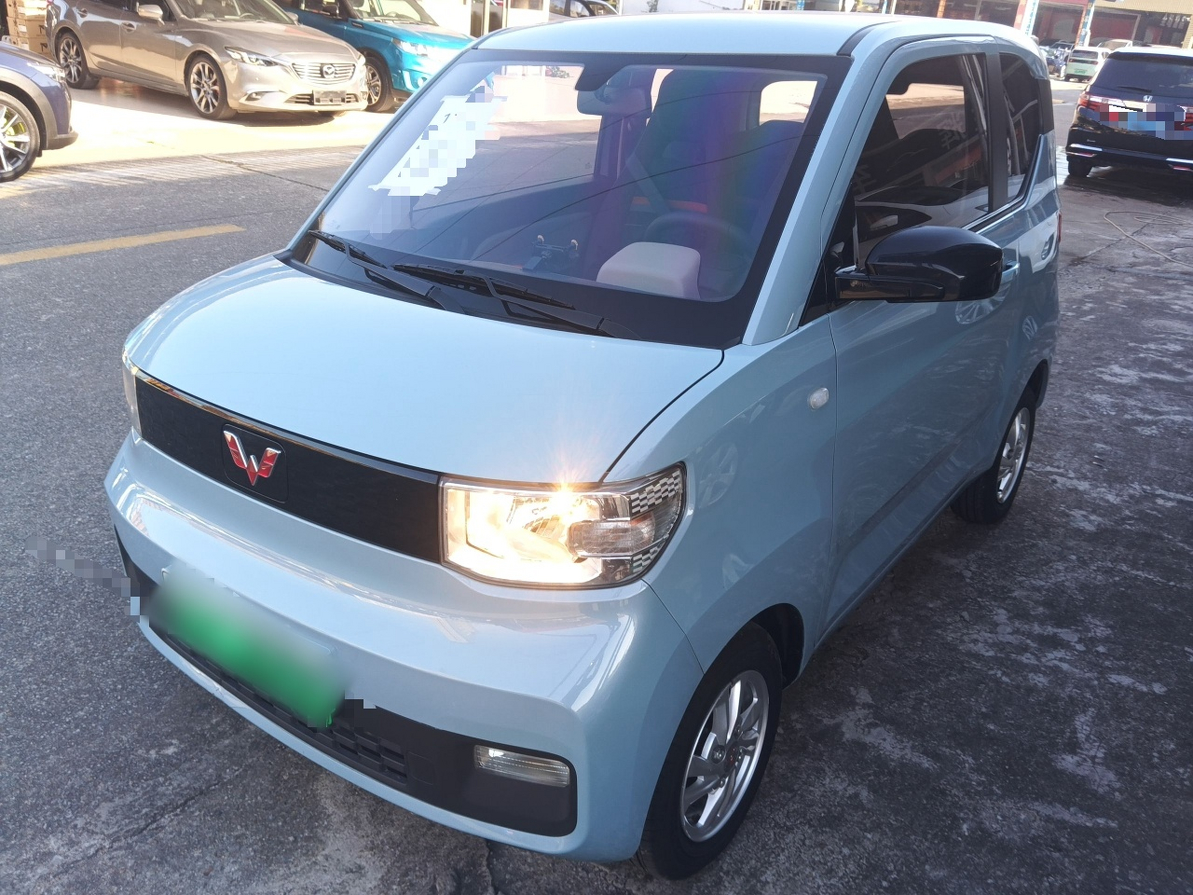 تحت مقدمة السيارة