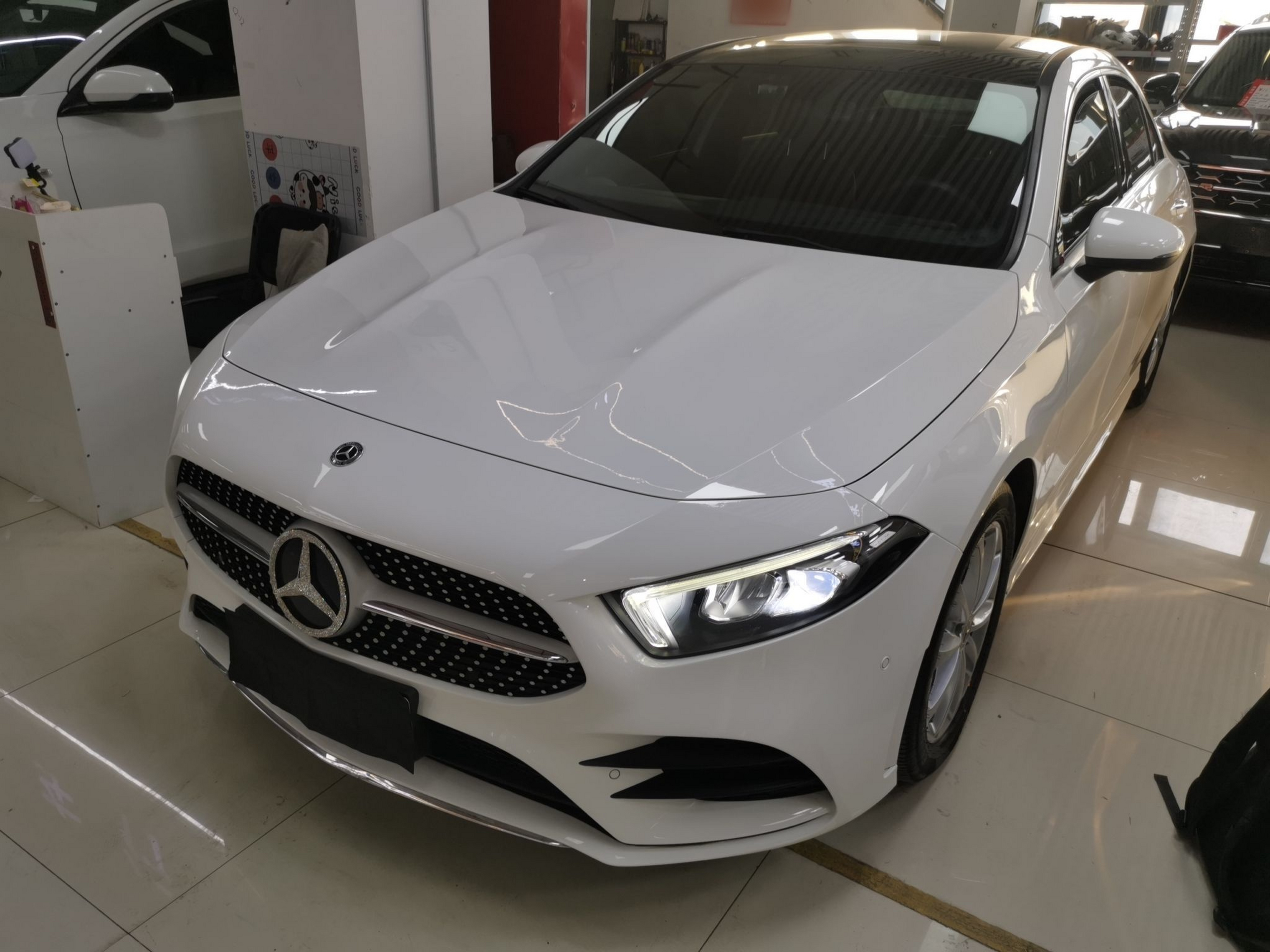 Под передней частью автомобиля