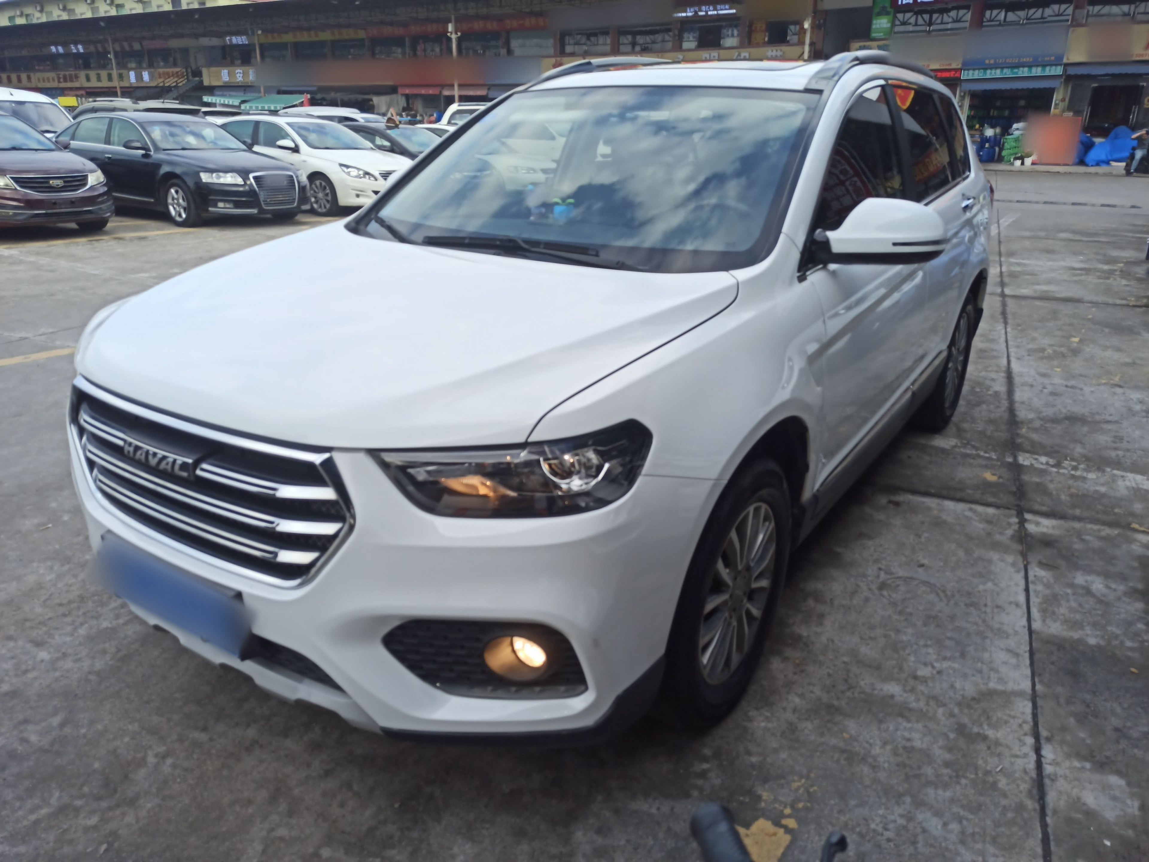 تحت مقدمة السيارة