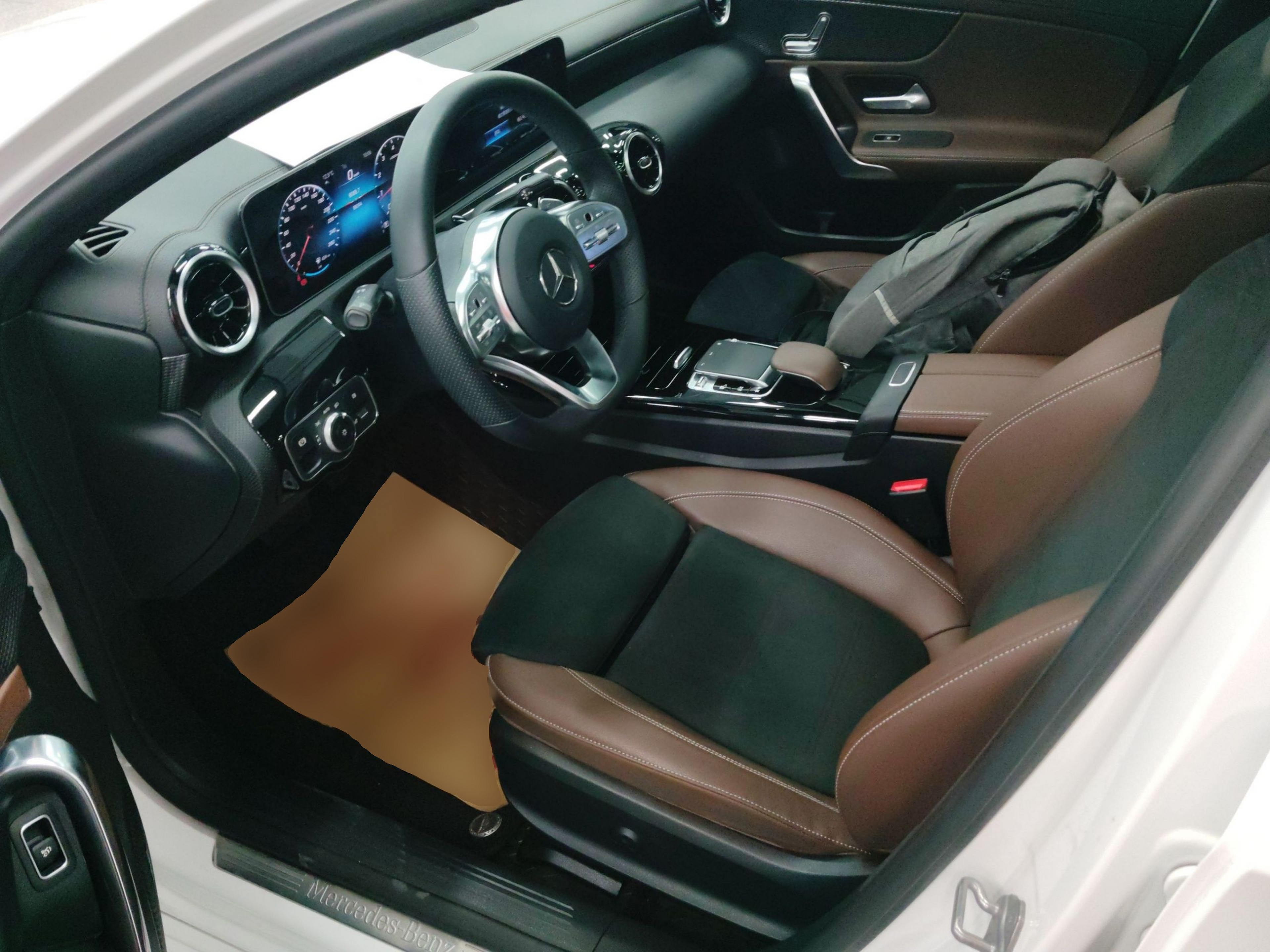 Переднее сиденье в автомобиле