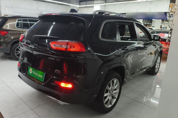 Used  Cherokee 2017 2.4L Professional Edition
