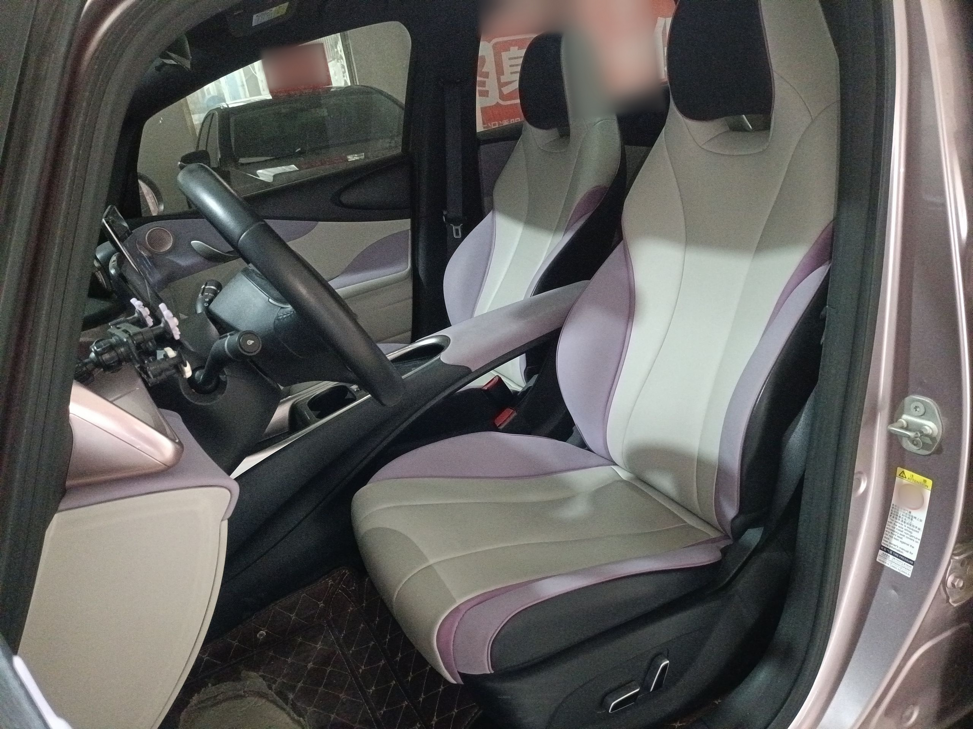 المقاعد الأمامية داخل السيارة