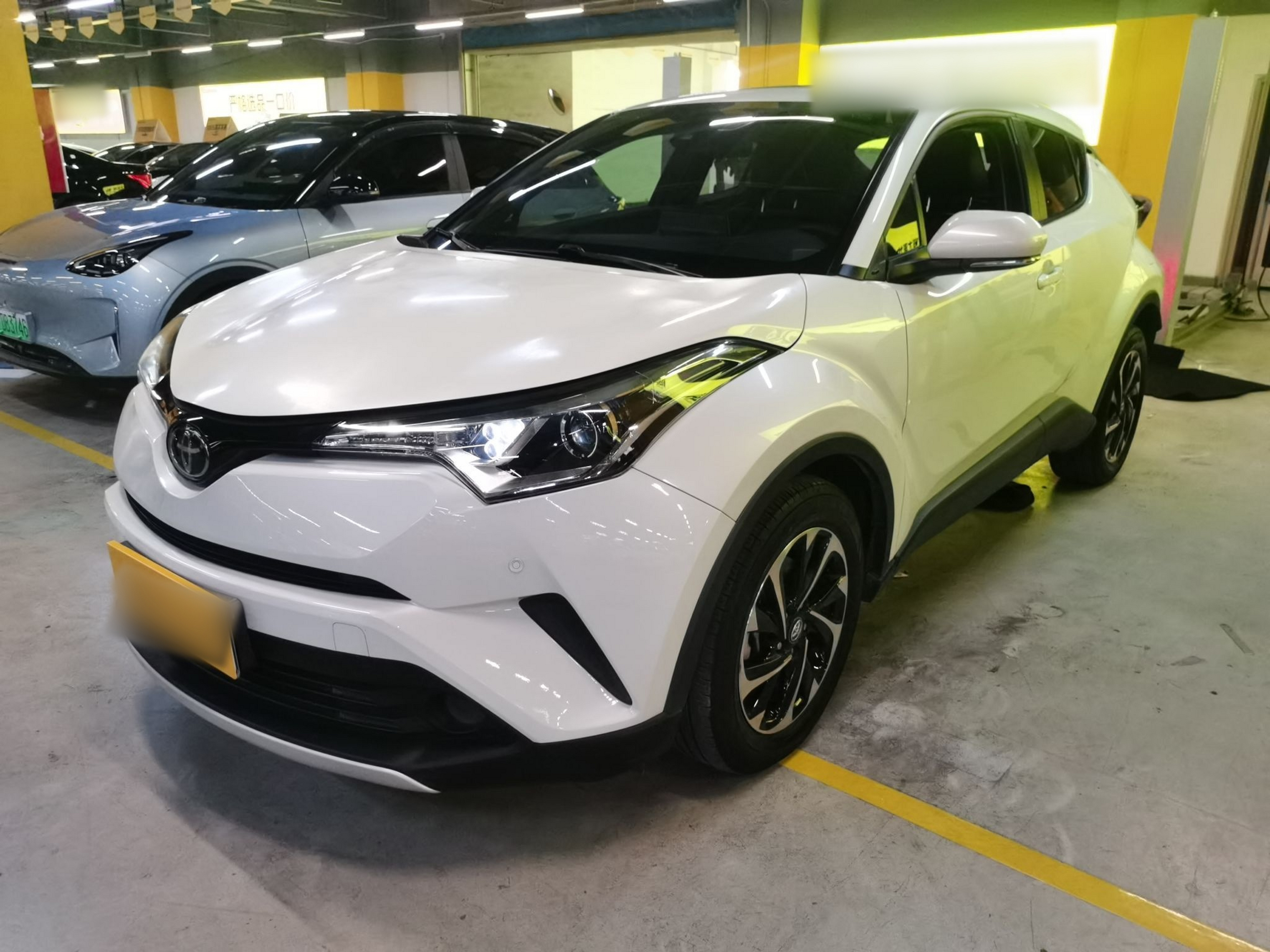 تحت مقدمة السيارة