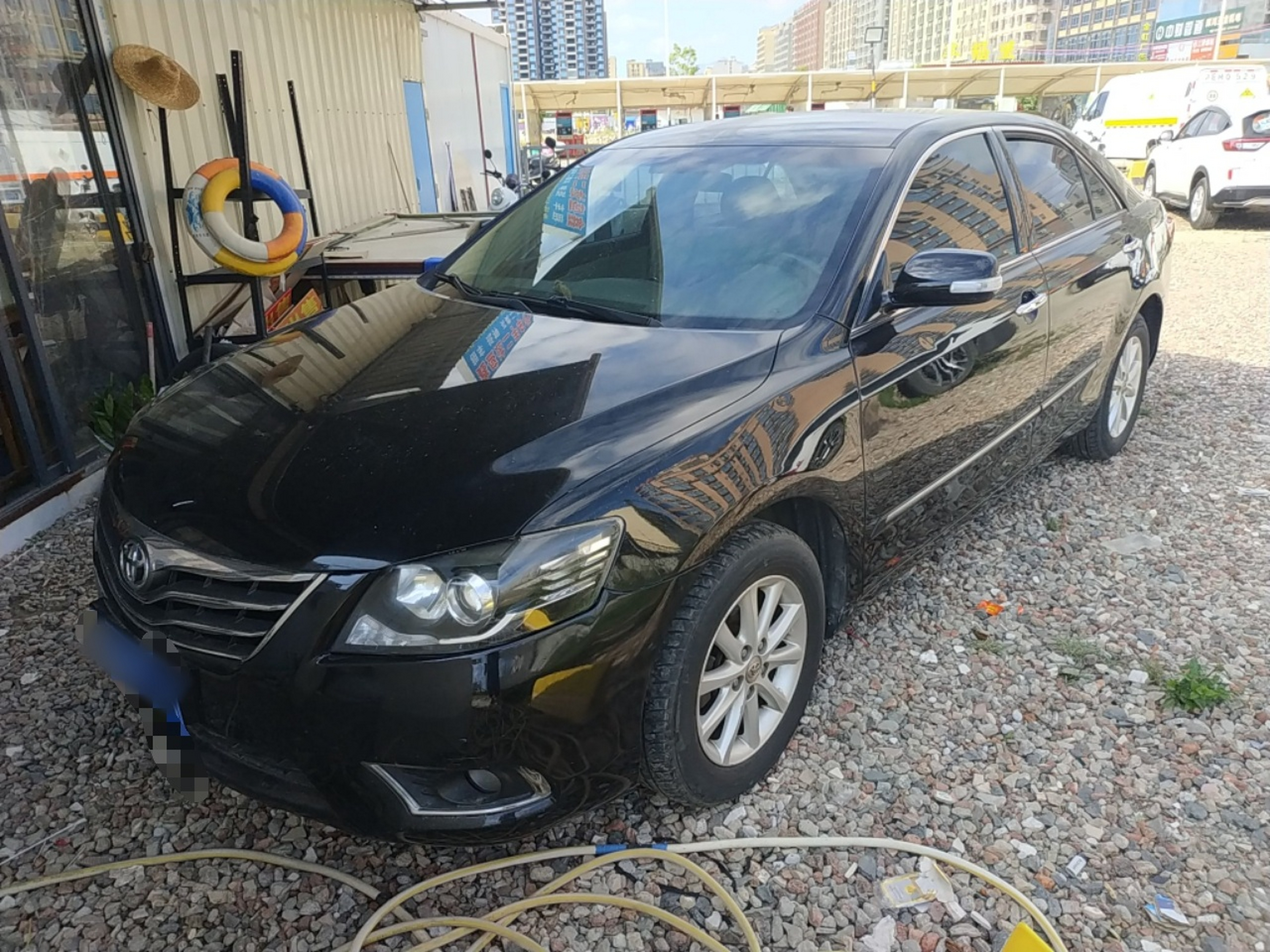 تحت مقدمة السيارة