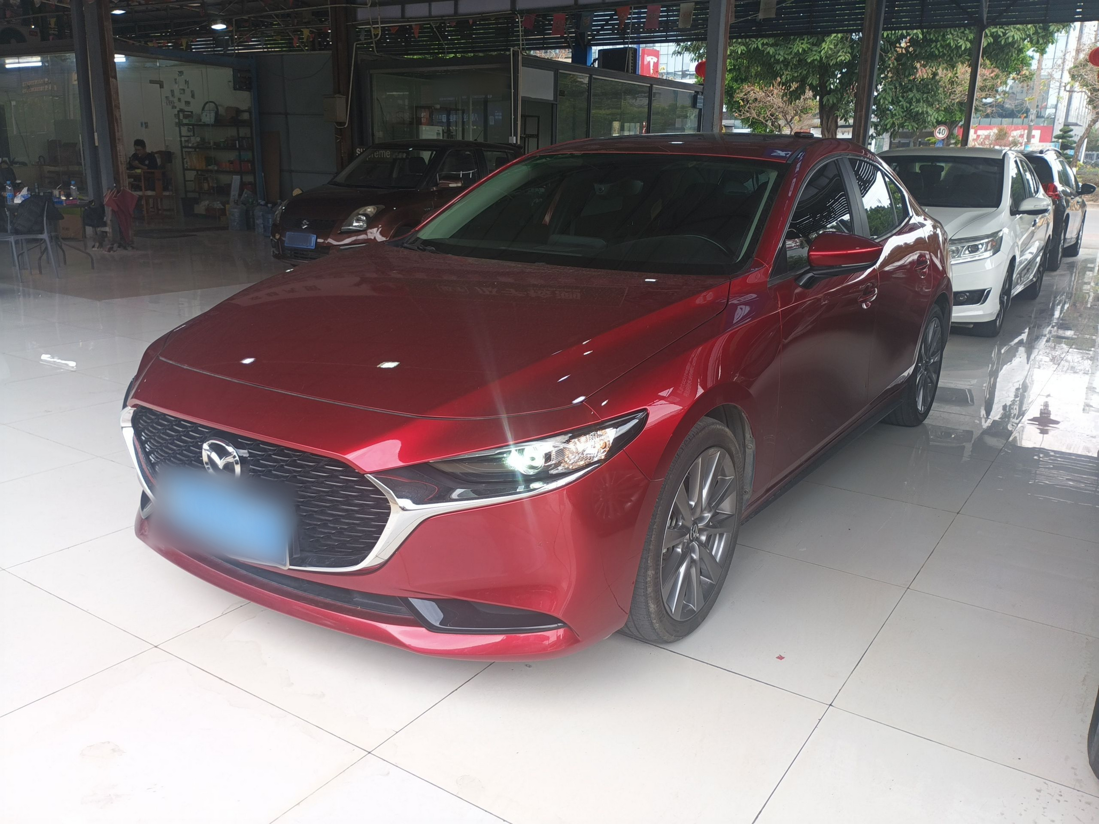 تحت مقدمة السيارة